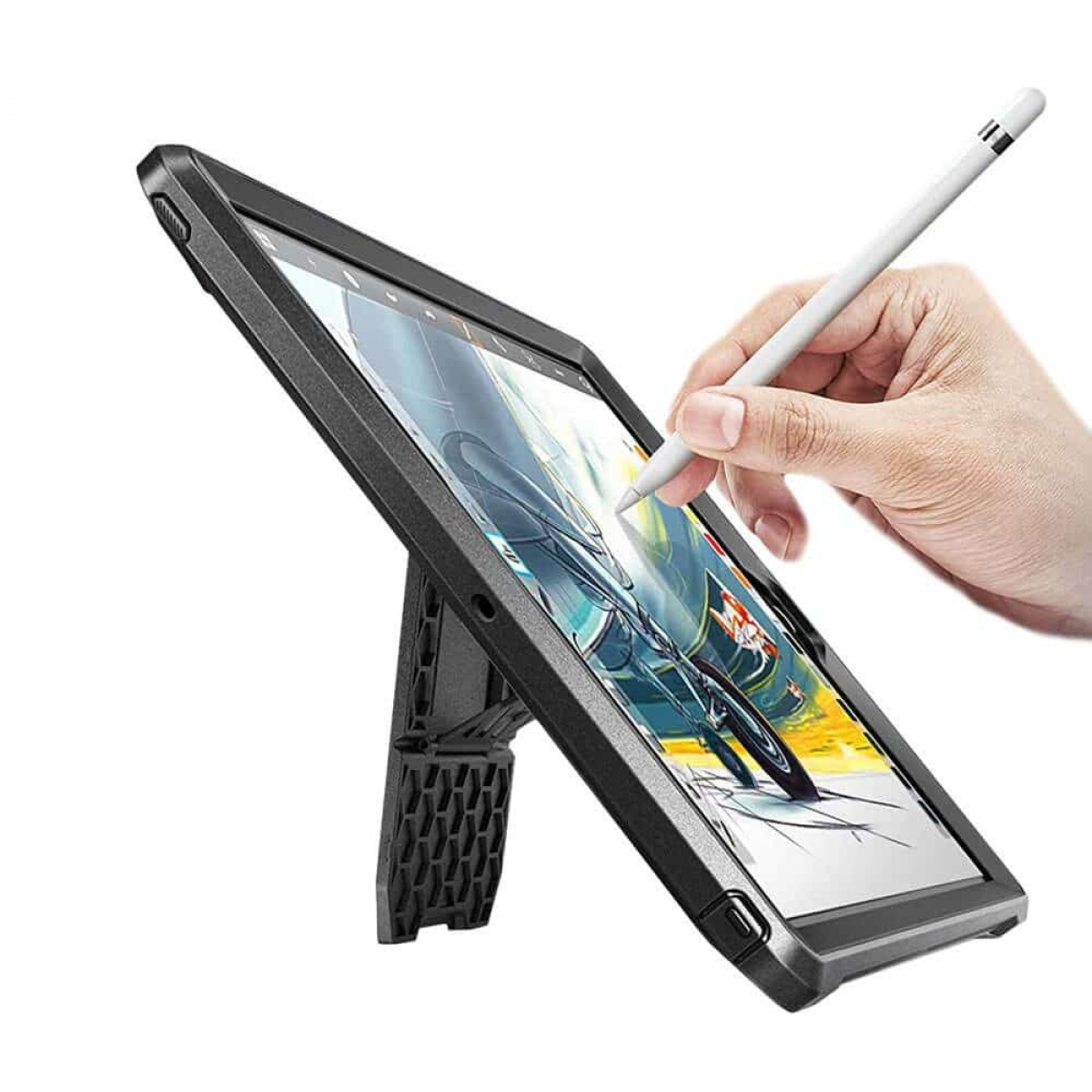 Ein Tablet in einer schwarzen Hülle mit einem Stift in der Hand, aufgestellt von einem Ständer.