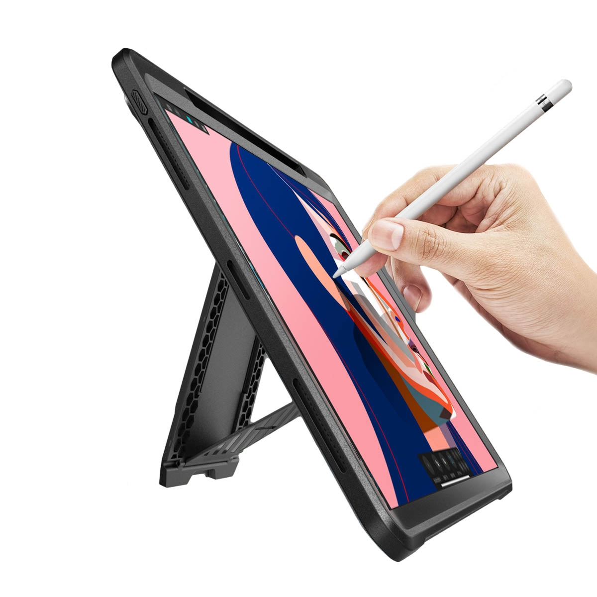 Tablet in einem Gehäuse mit einer Hand, die einen Stift benutzt. Das Gehäuse ist zum Gebrauch geneigt.