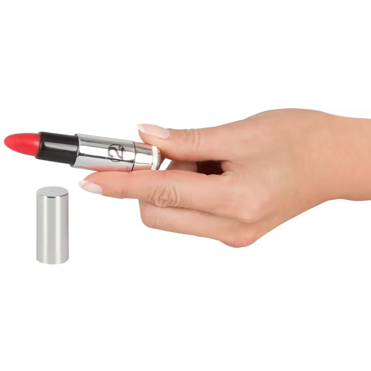 Eine Hand, die einen Lippenstift hält. Der Lippenstift ist rot und silber.