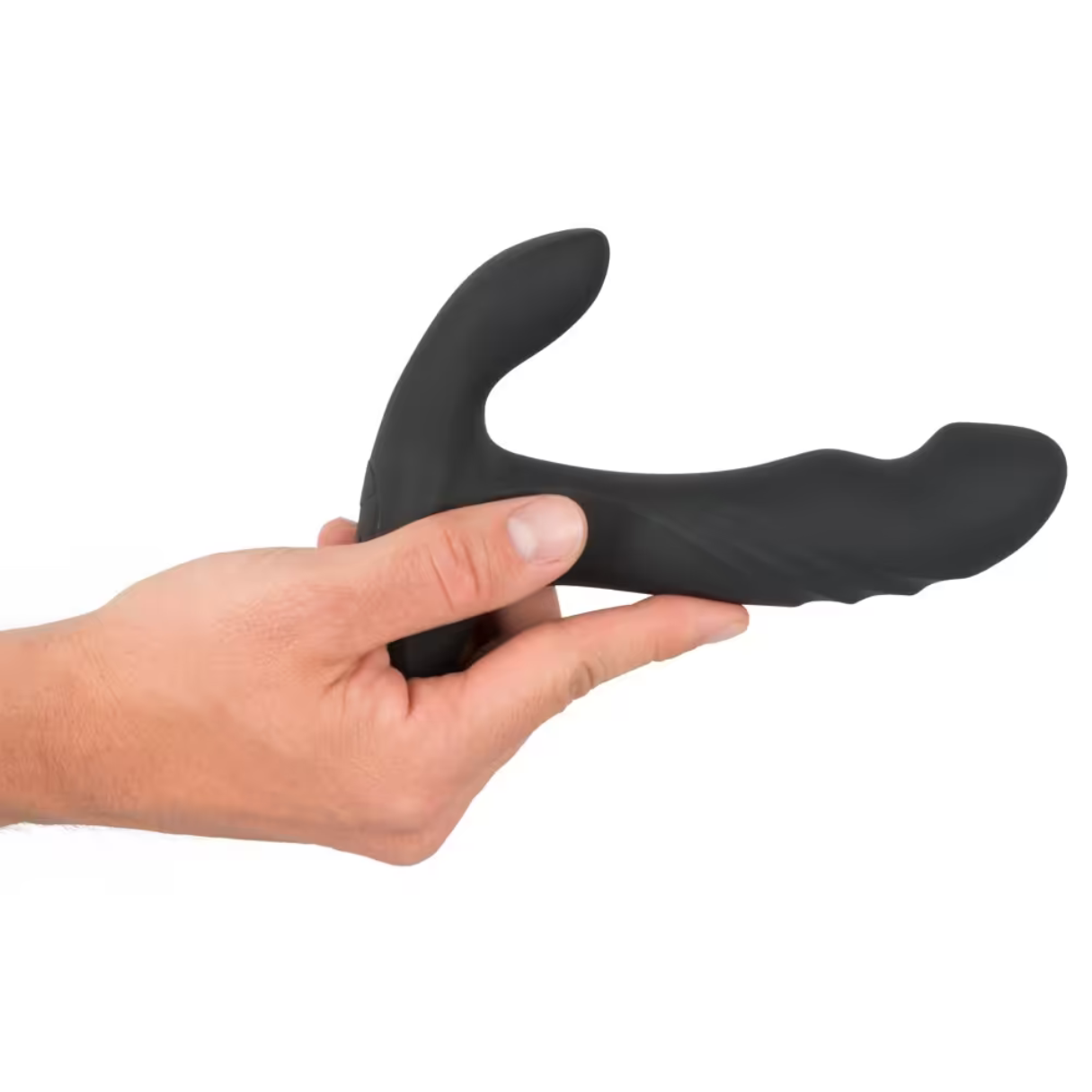 Eine Hand hält ein schwarzes Sexspielzeug mit geschwungener Form, vor weißem Hintergrund.