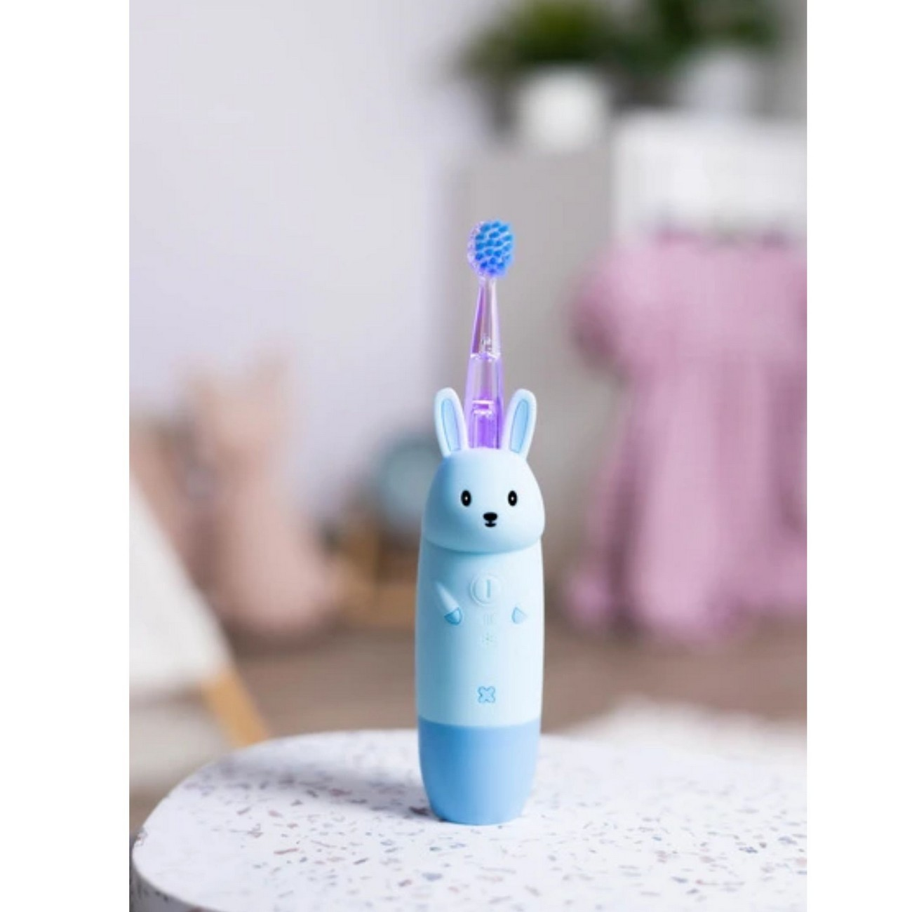 Cepillo de dientes eléctrico con forma de conejo azul y blanco sobre blanco.