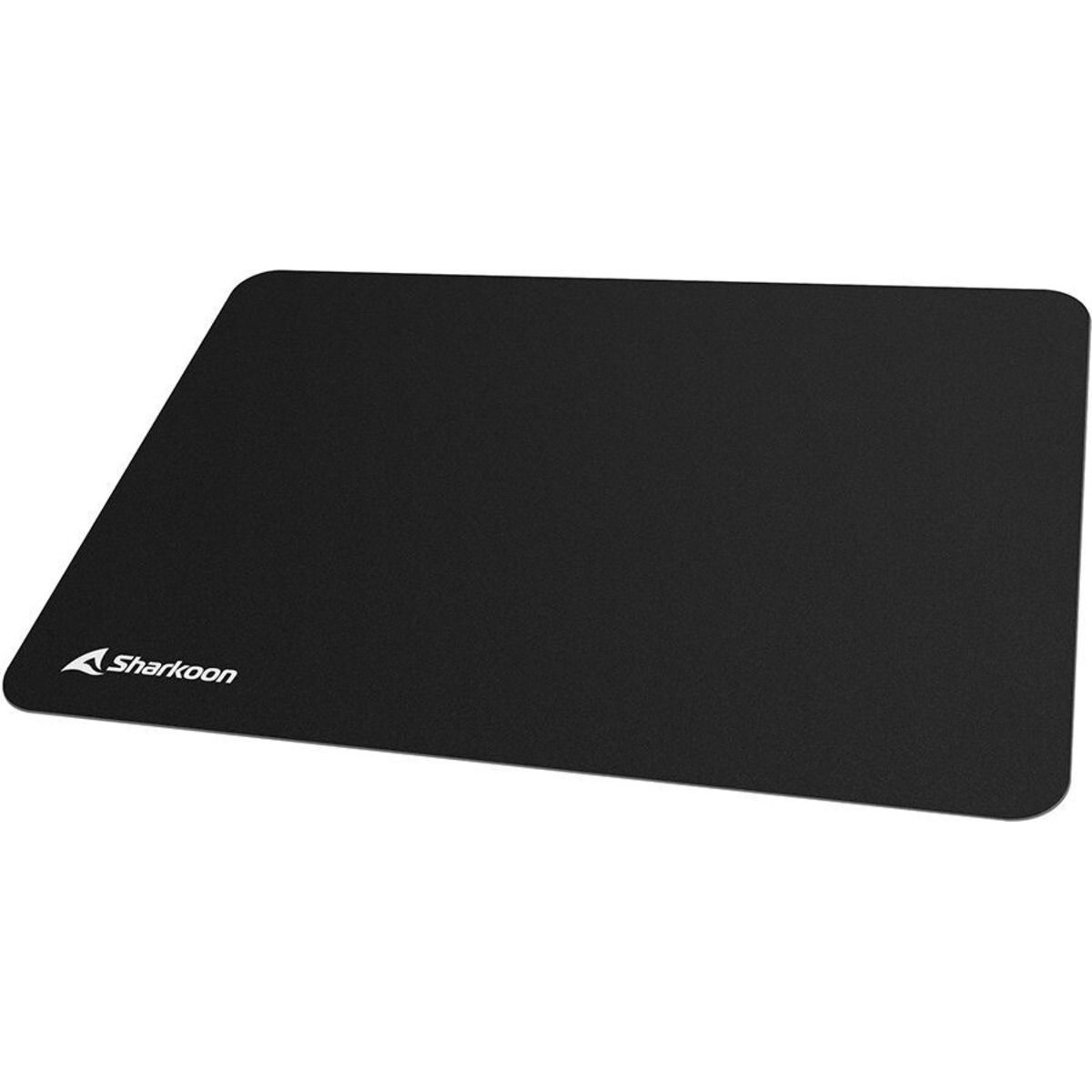Czarna prostokątna podkładka pod mysz z białym logo Sharkoon w lewym dolnym rogu.
