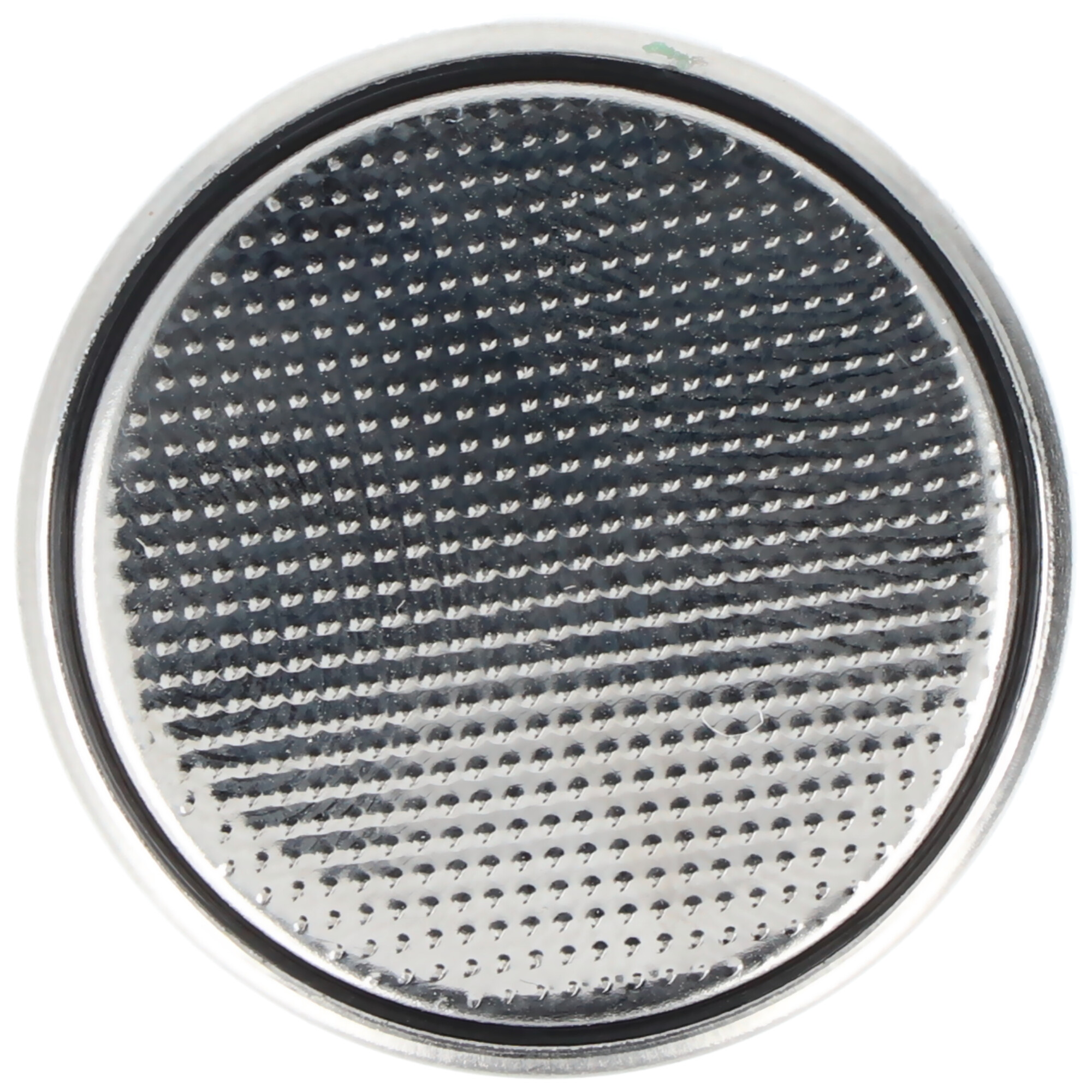 Eine runde, silberne Knopfzellenbatterie mit perforierter Oberfläche.