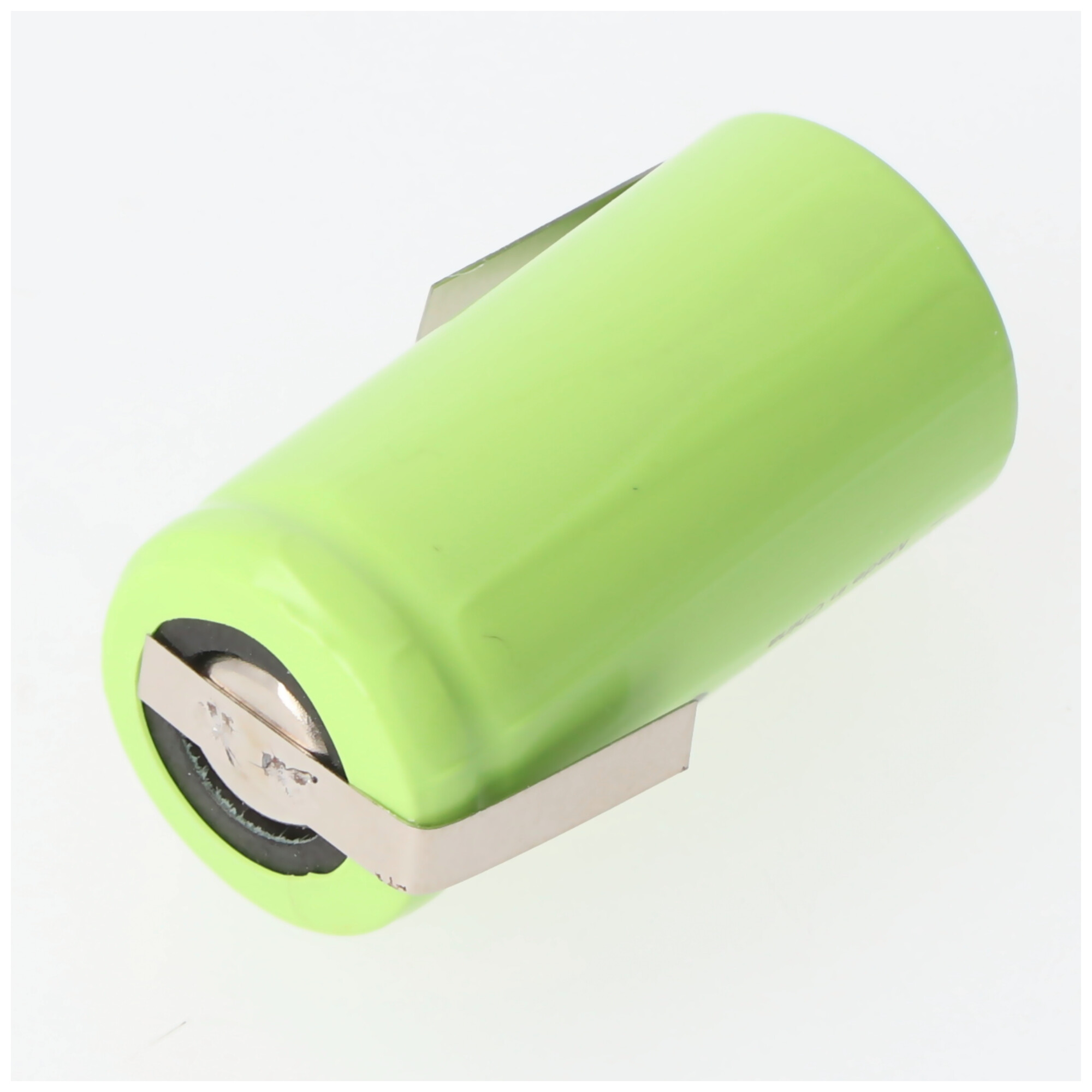 Eine grüne zylindrische Batterie mit Metallhalterung auf weißem Grund.