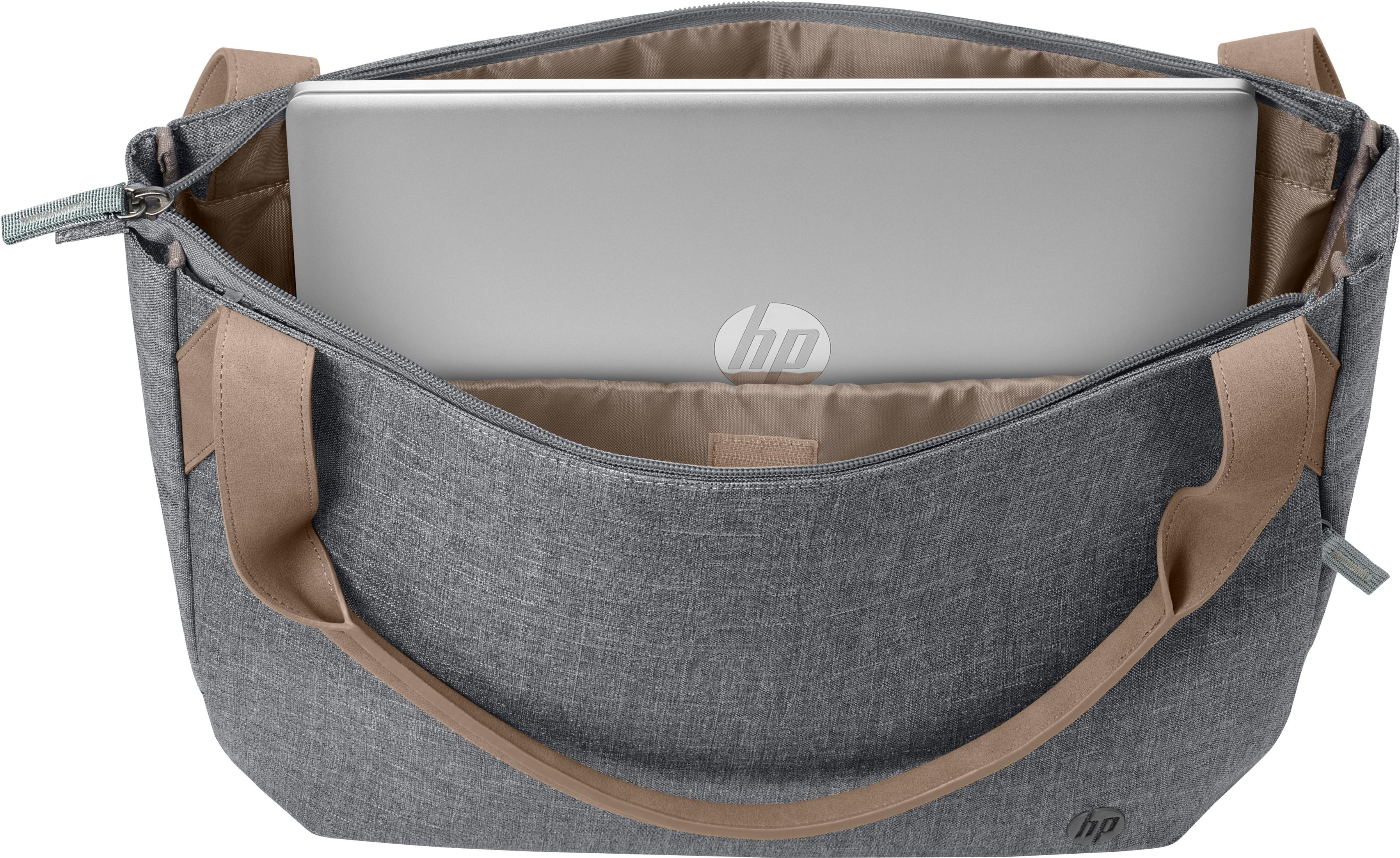 Eine graue Laptoptasche ist geöffnet, mit einem Laptop darin. Die Tasche hat einen beigen Riemen.