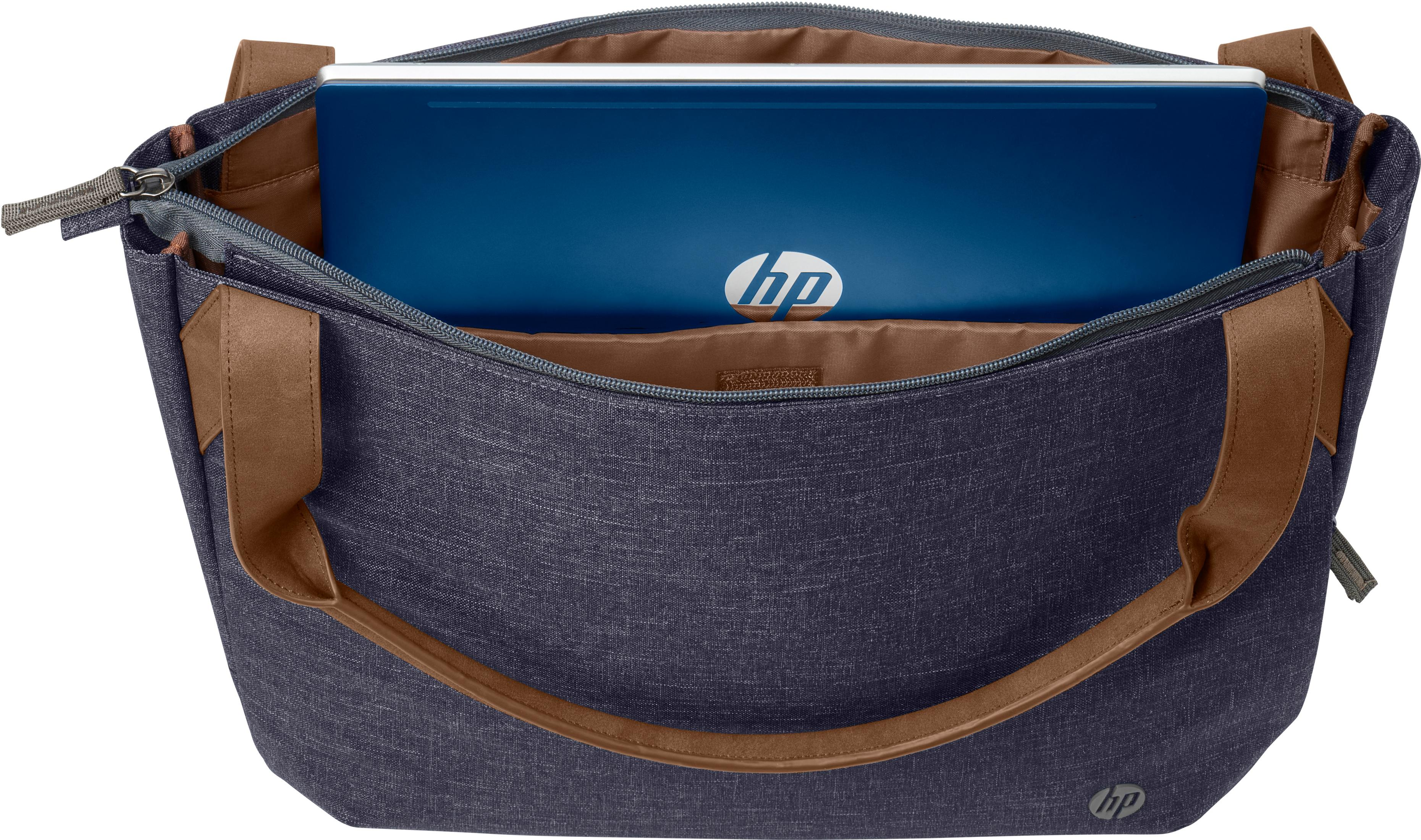 Laptop in einer marineblauen Tragetasche mit braunen Griffen.