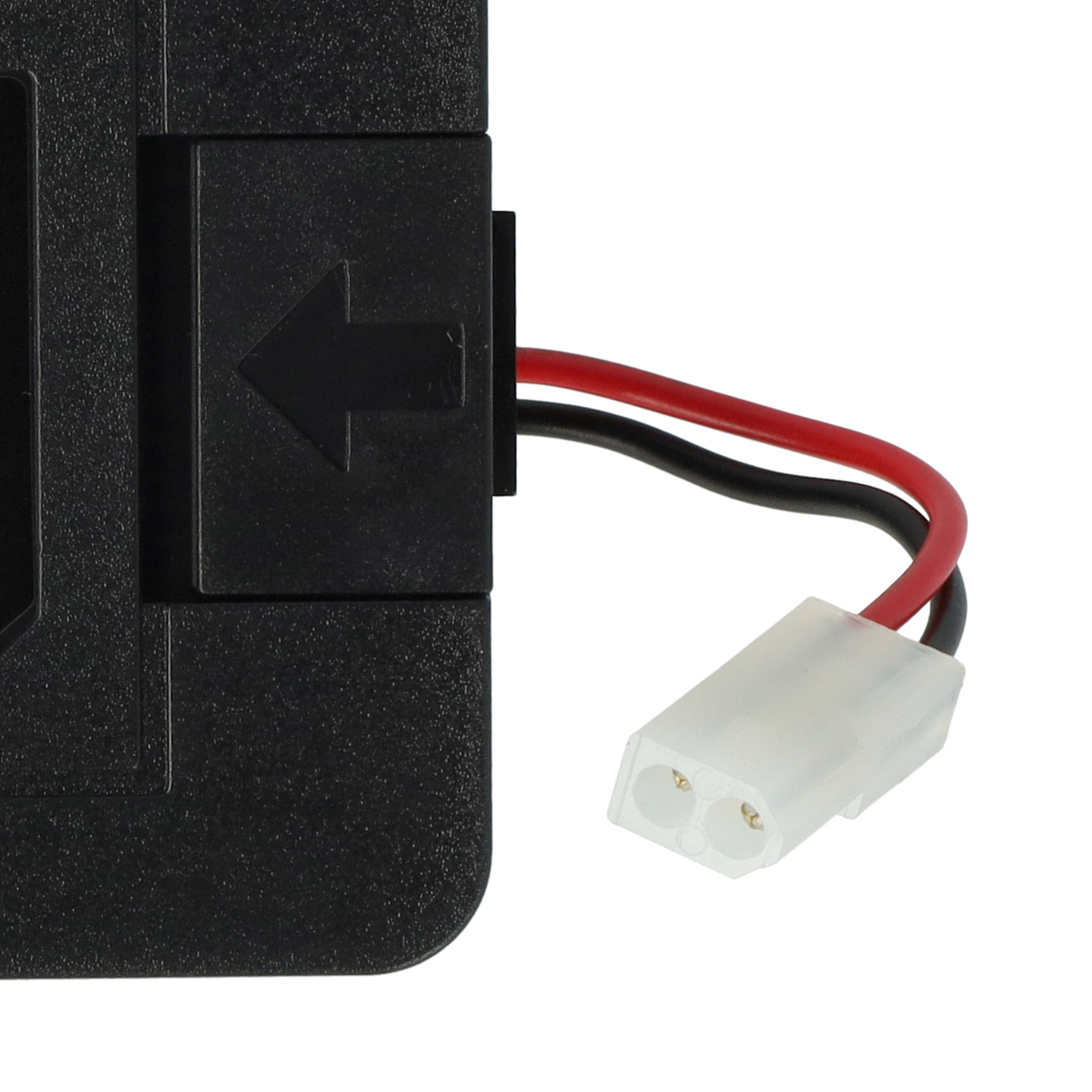 Ein schwarzer Stecker mit zwei Drähten, rot und schwarz. Der Pfeil zeigt die Richtung an.