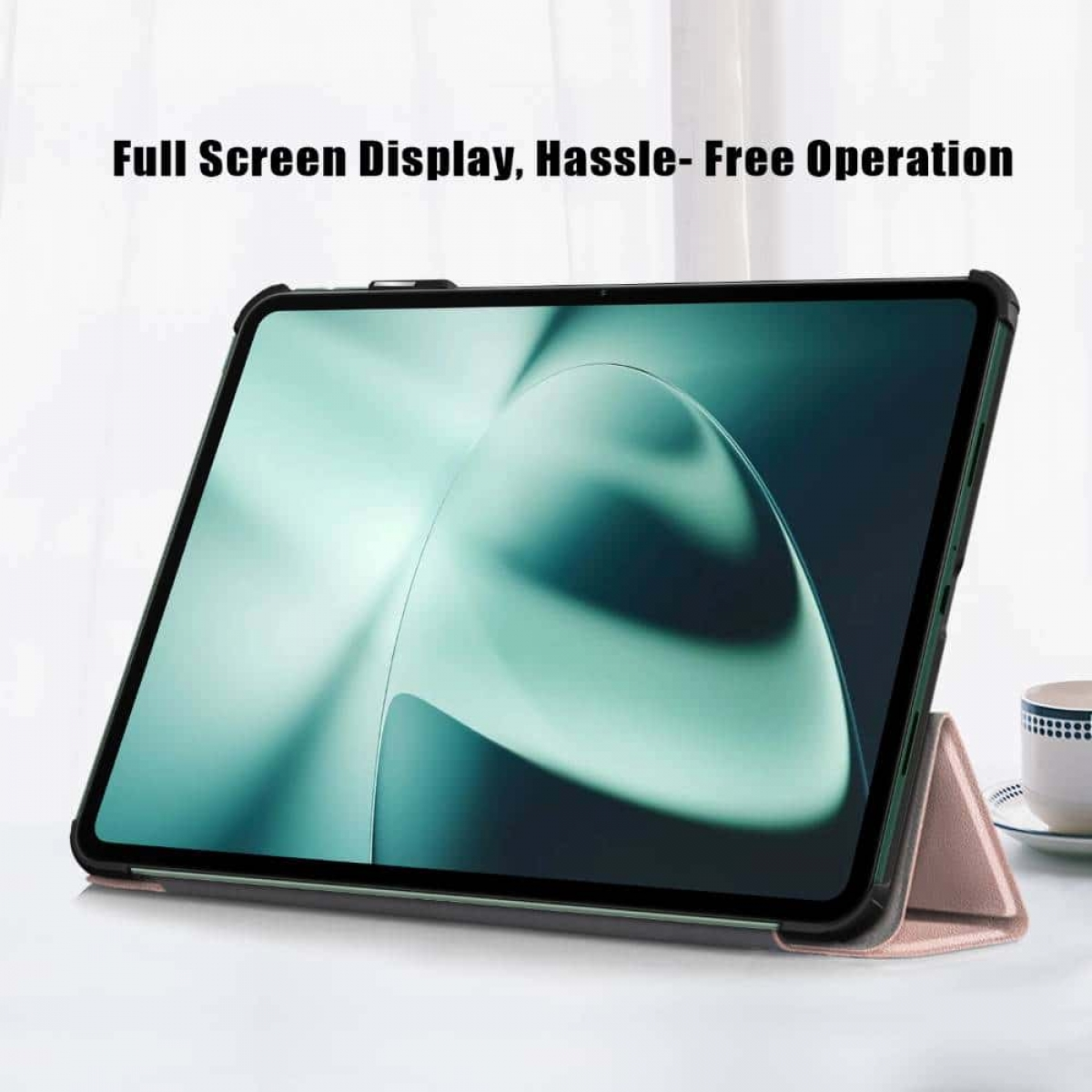 Tablet in einer Hülle auf einem Tisch. Text: 'Full Screen Display, Hassle-Free Operation'.