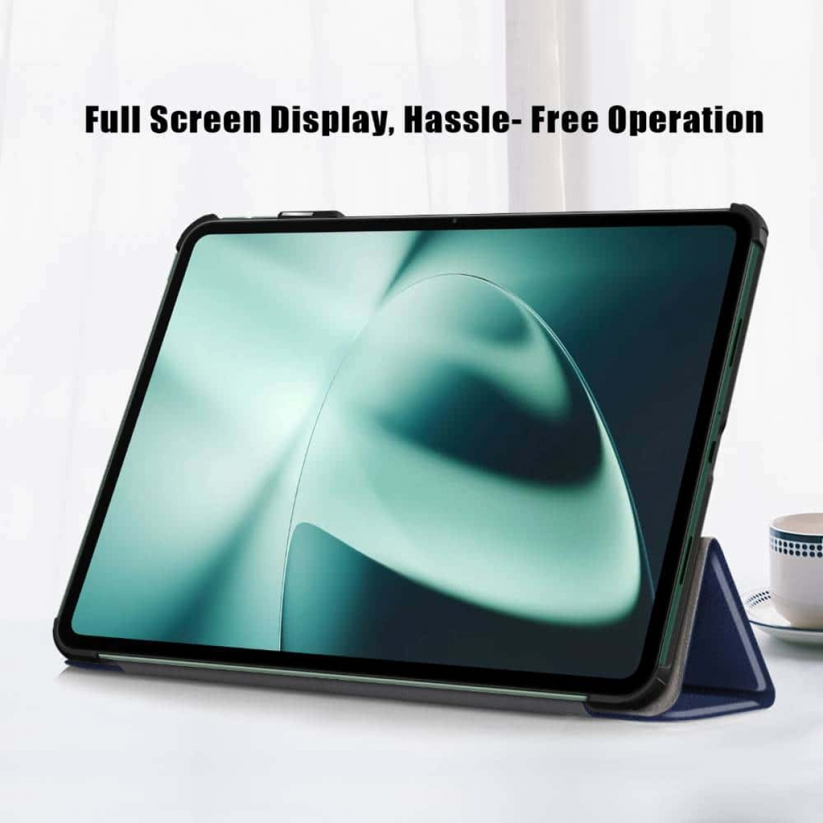 Ein Tablet zeigt ein Bild und steht auf einem Ständer. Der Text lautet "Full Screen Display, Hassle-Free Operation".