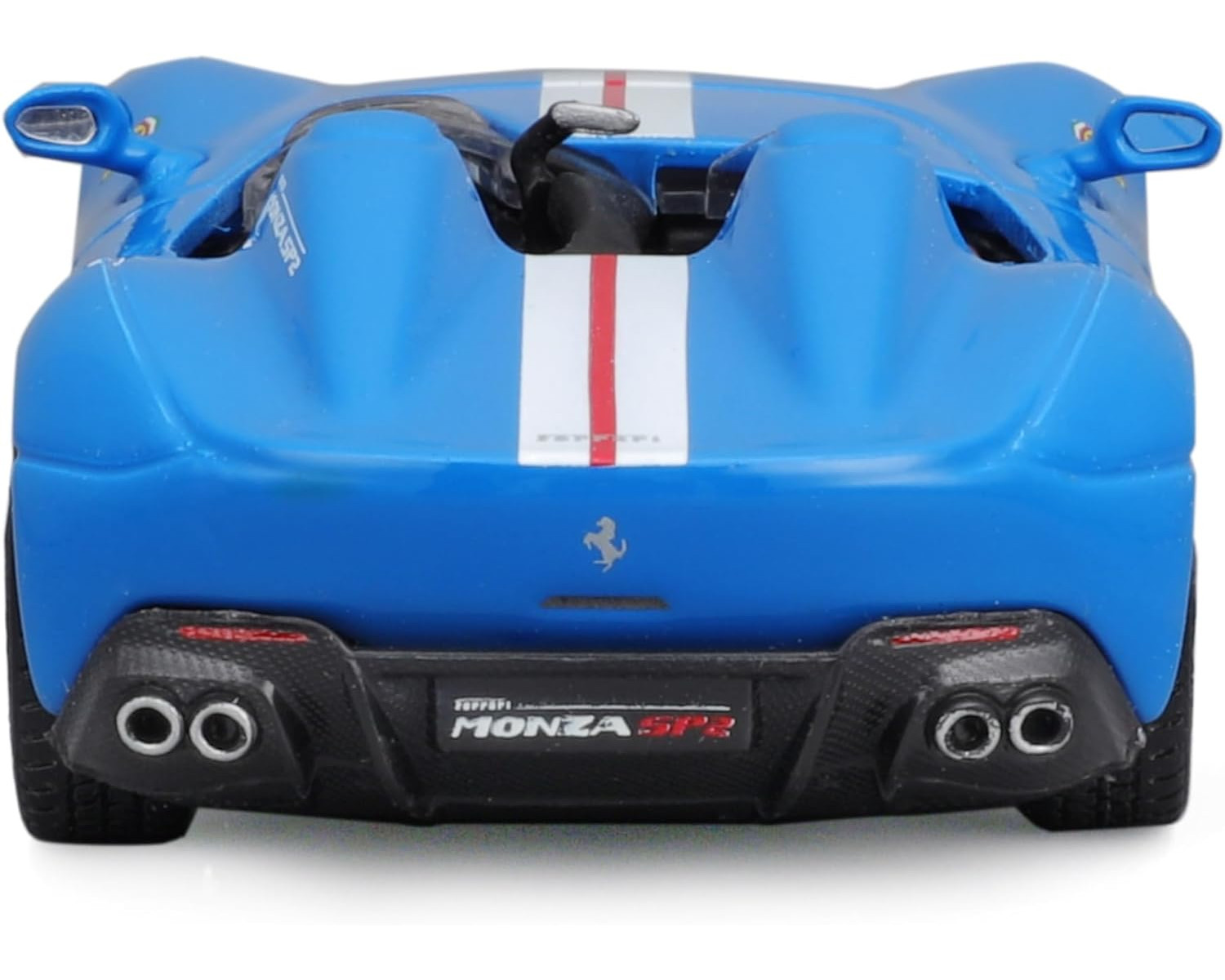 Rückansicht eines blauen Spielzeugautos mit rot-weißem Streifen, schwarzem Auspuff und Ferrari-Logo.