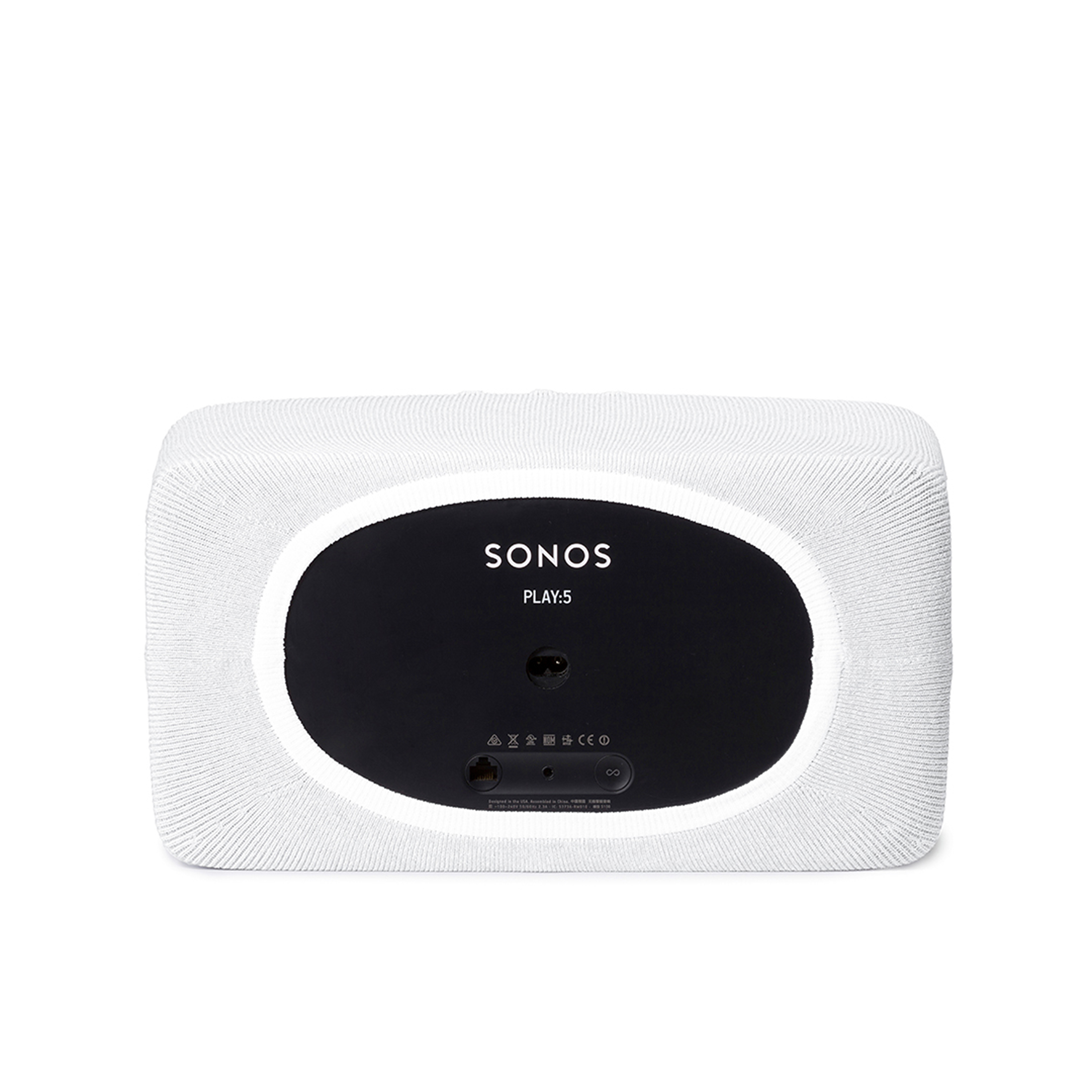 Enceinte Sonos blanche, vue arrière, avec un ovale noir au milieu. Texte : SONOS PLAY:5.