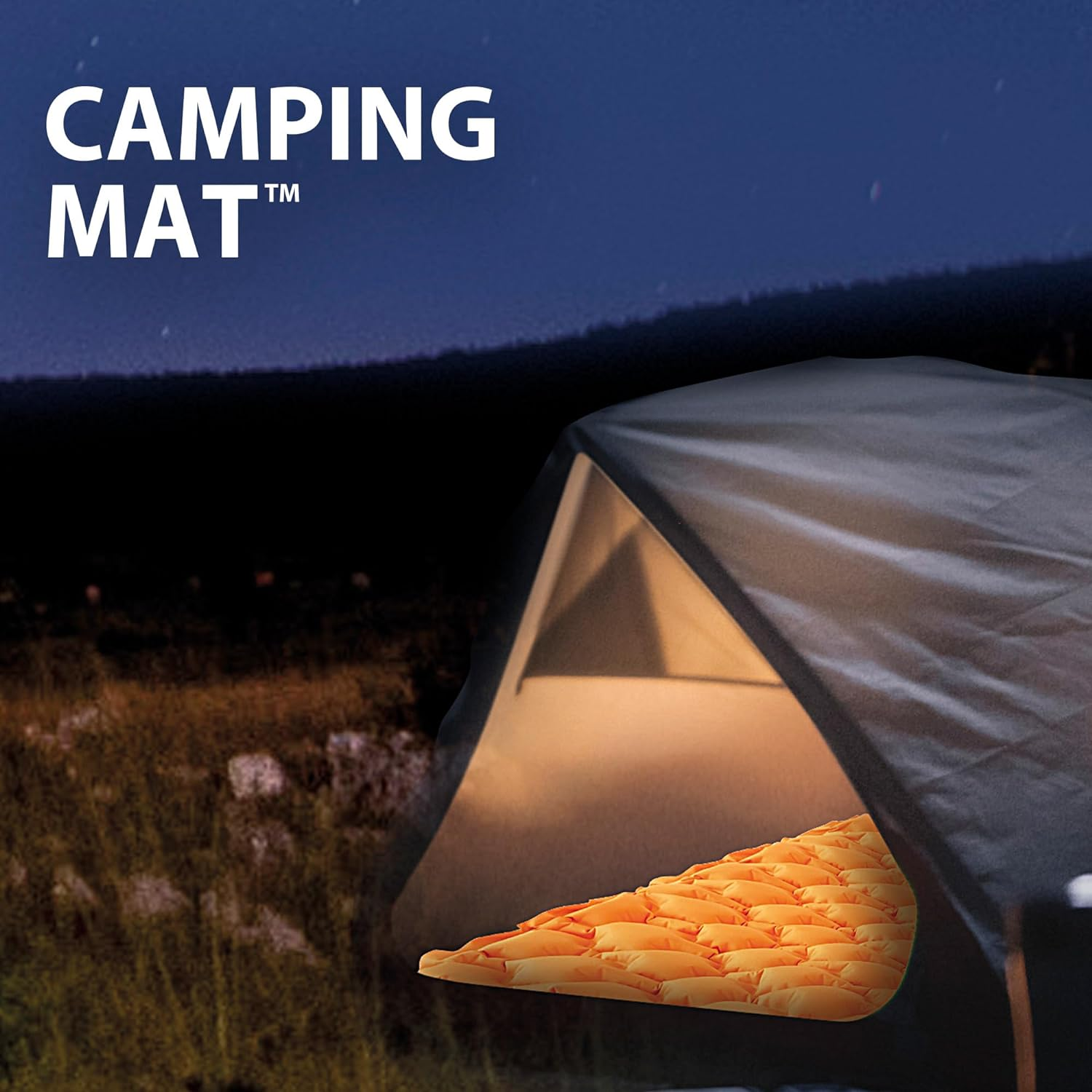 Ein Zelt mit einer orangefarbenen Campingmatte im Inneren, vor einem dunklen Nachthimmel.