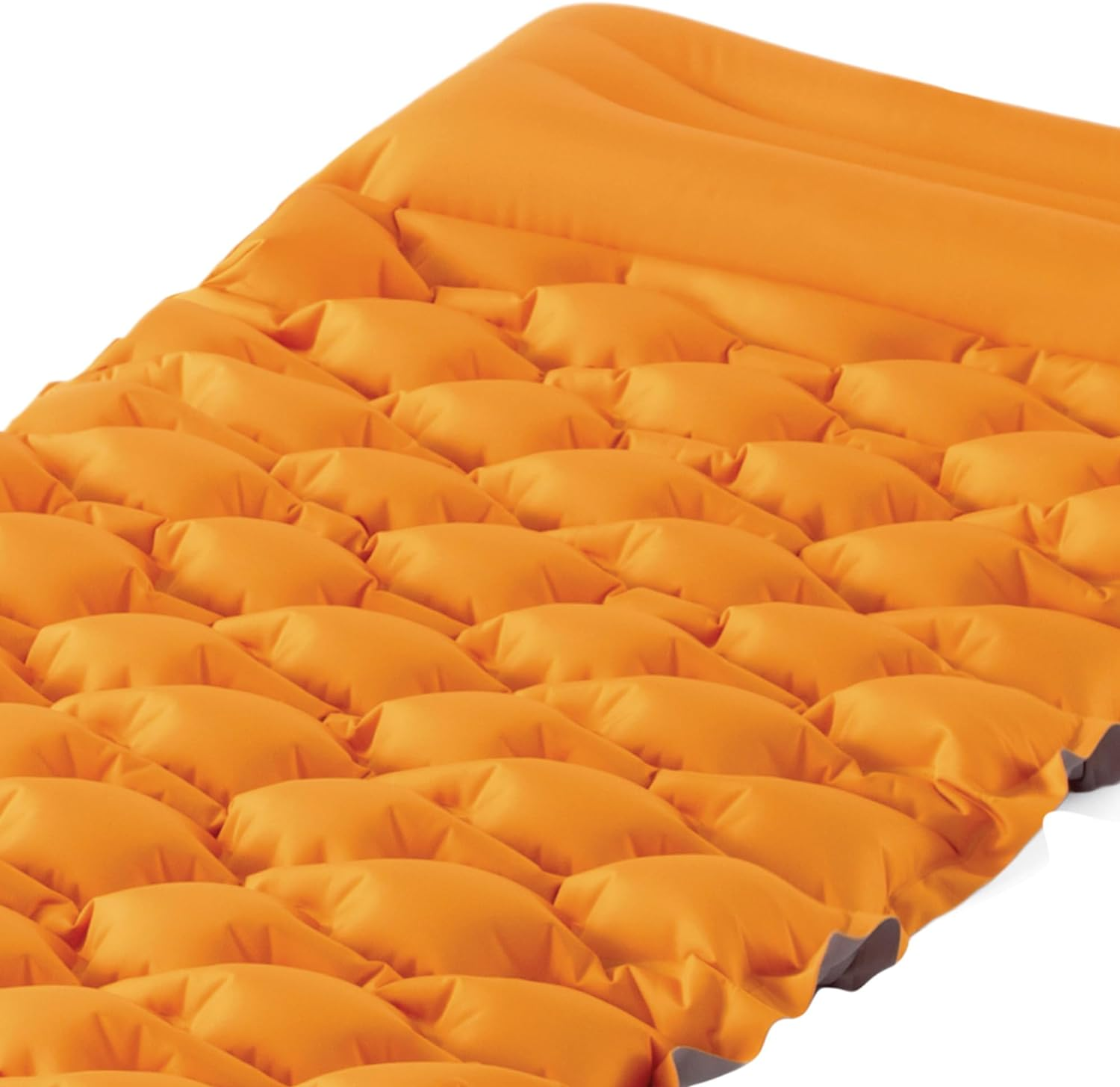 Orange Luftmatratze mit strukturierter Oberfläche, gefaltet, einsatzbereit.