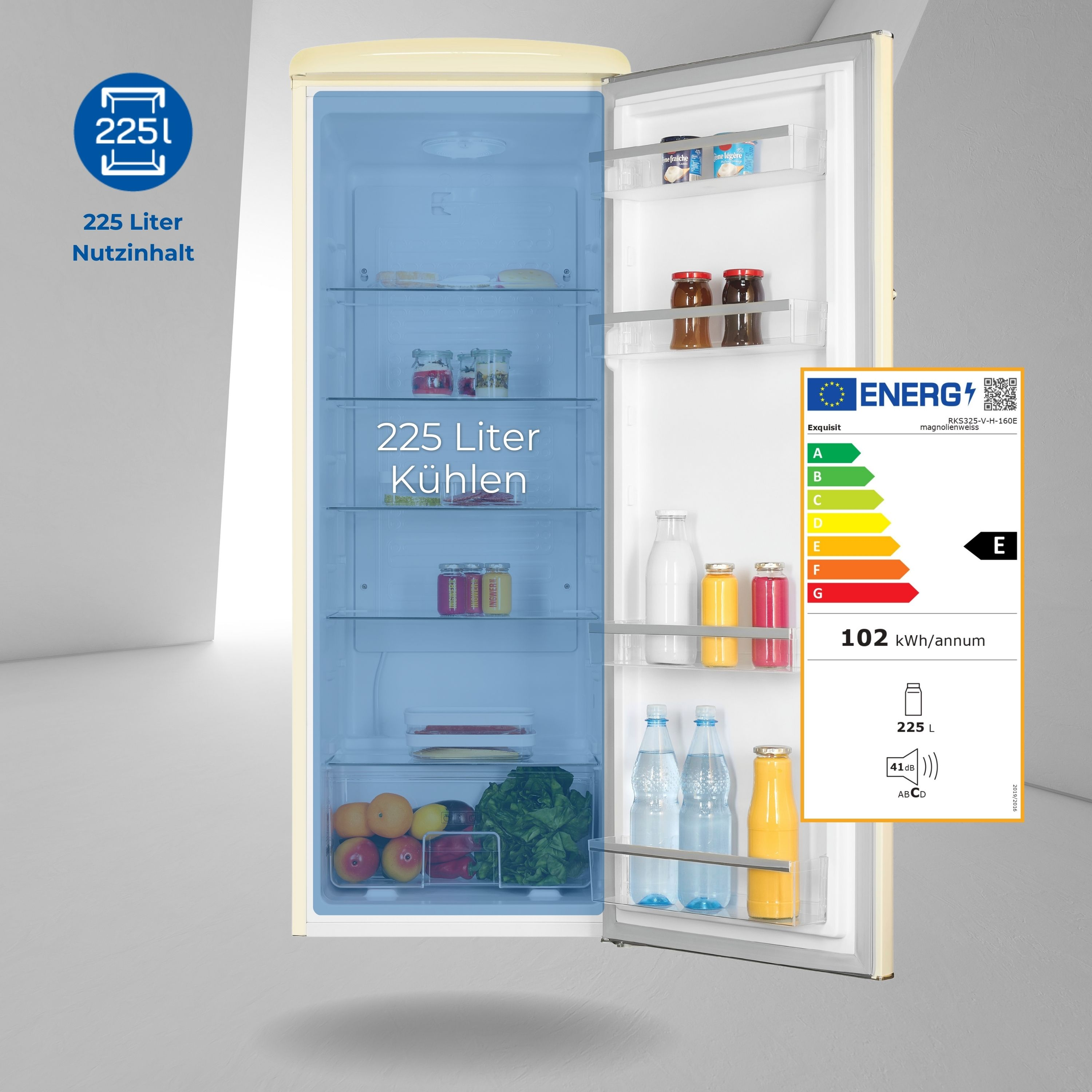 Kühlschrank mit offener Tür, zeigt Regale mit Lebensmitteln. Energielabel sichtbar.