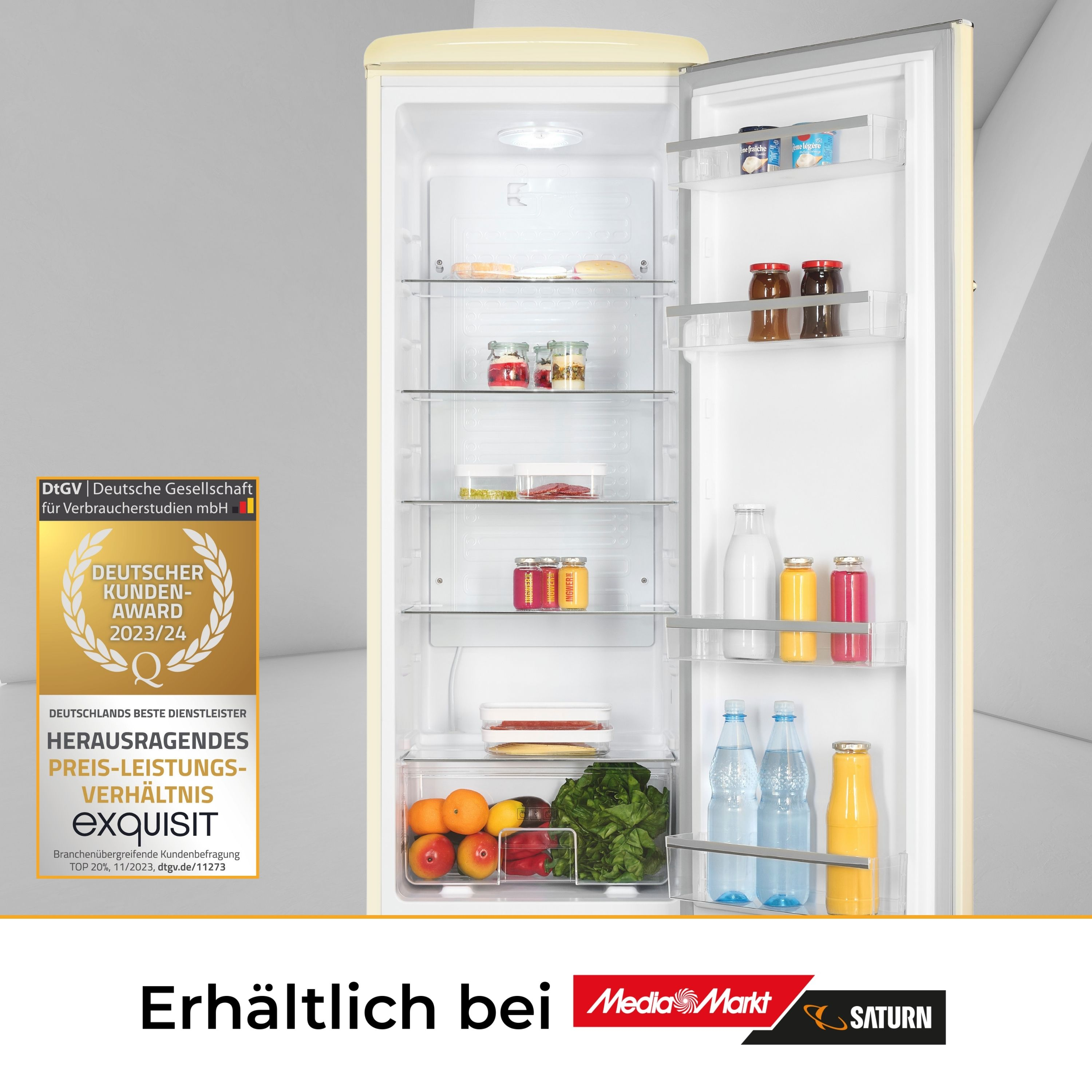 Offener Kühlschrank mit Lebensmitteln, Getränken und Regalen. Goldene Auszeichnung links, Text unten.