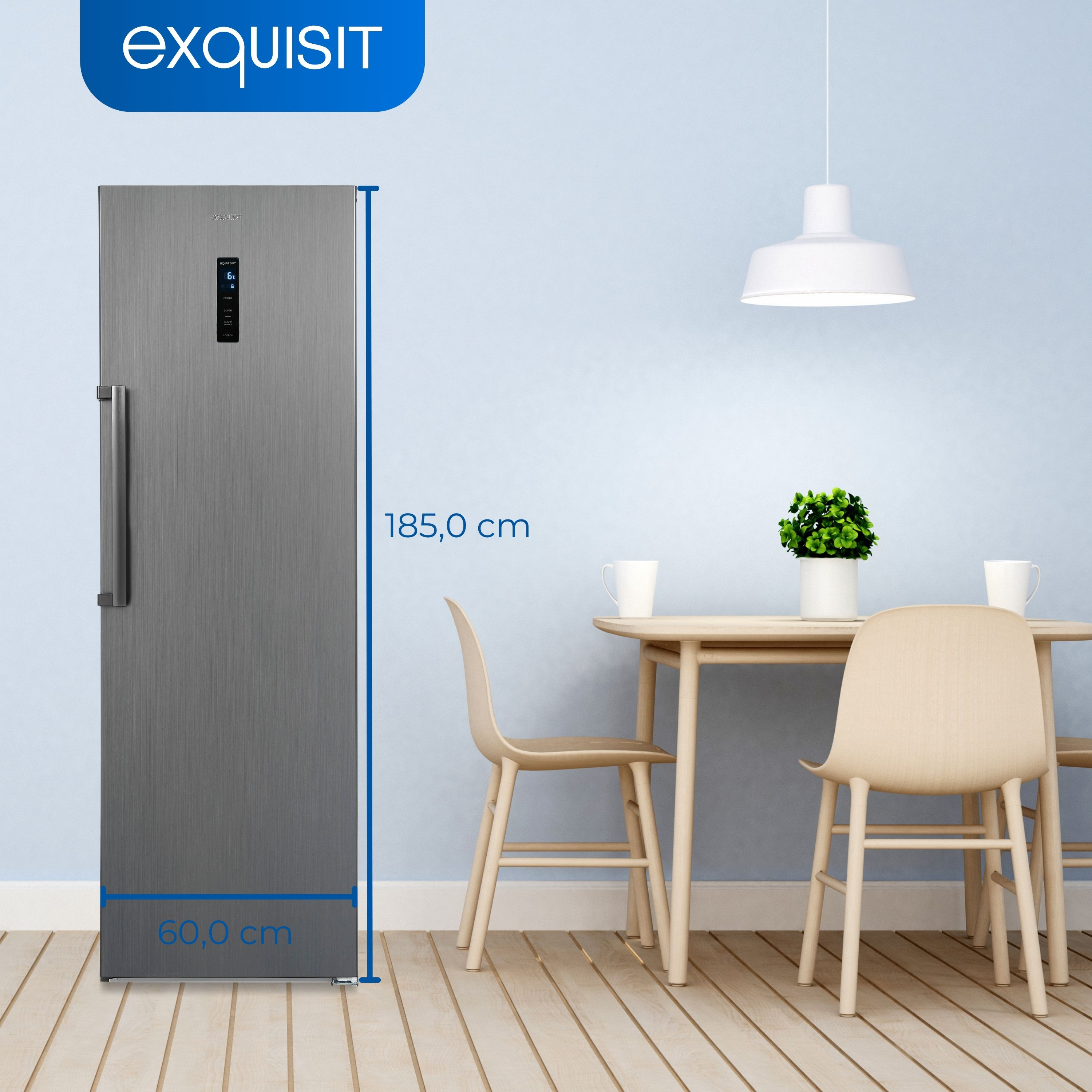 Silberner Kühlschrank mit den Maßen 185,0 cm hoch, 60,0 cm breit. Esszene im Hintergrund.