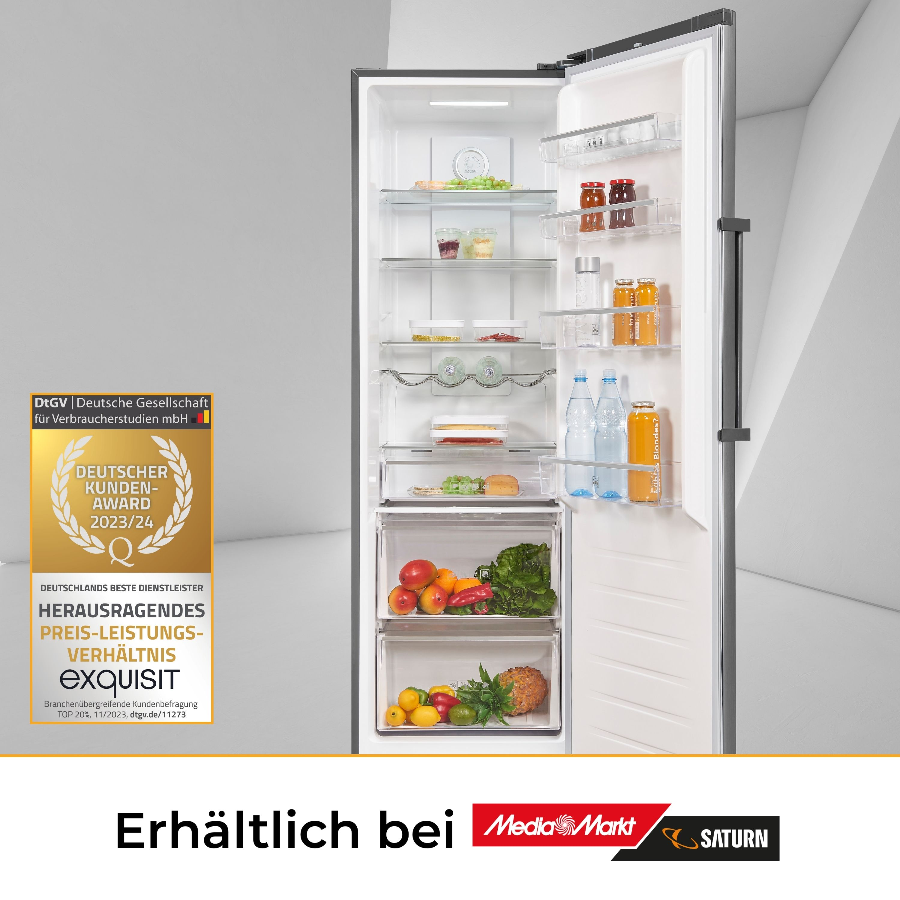 Geöffneter Kühlschrankinnenraum mit Lebensmitteln, einer Goldauszeichnung und Text.