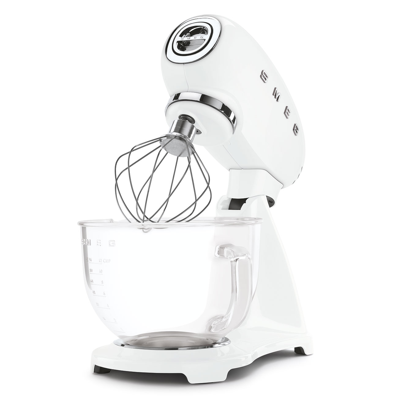 Weißer Küchenmixer mit Glasschüssel und Schneebesenaufsatz. Weißer Hintergrund.