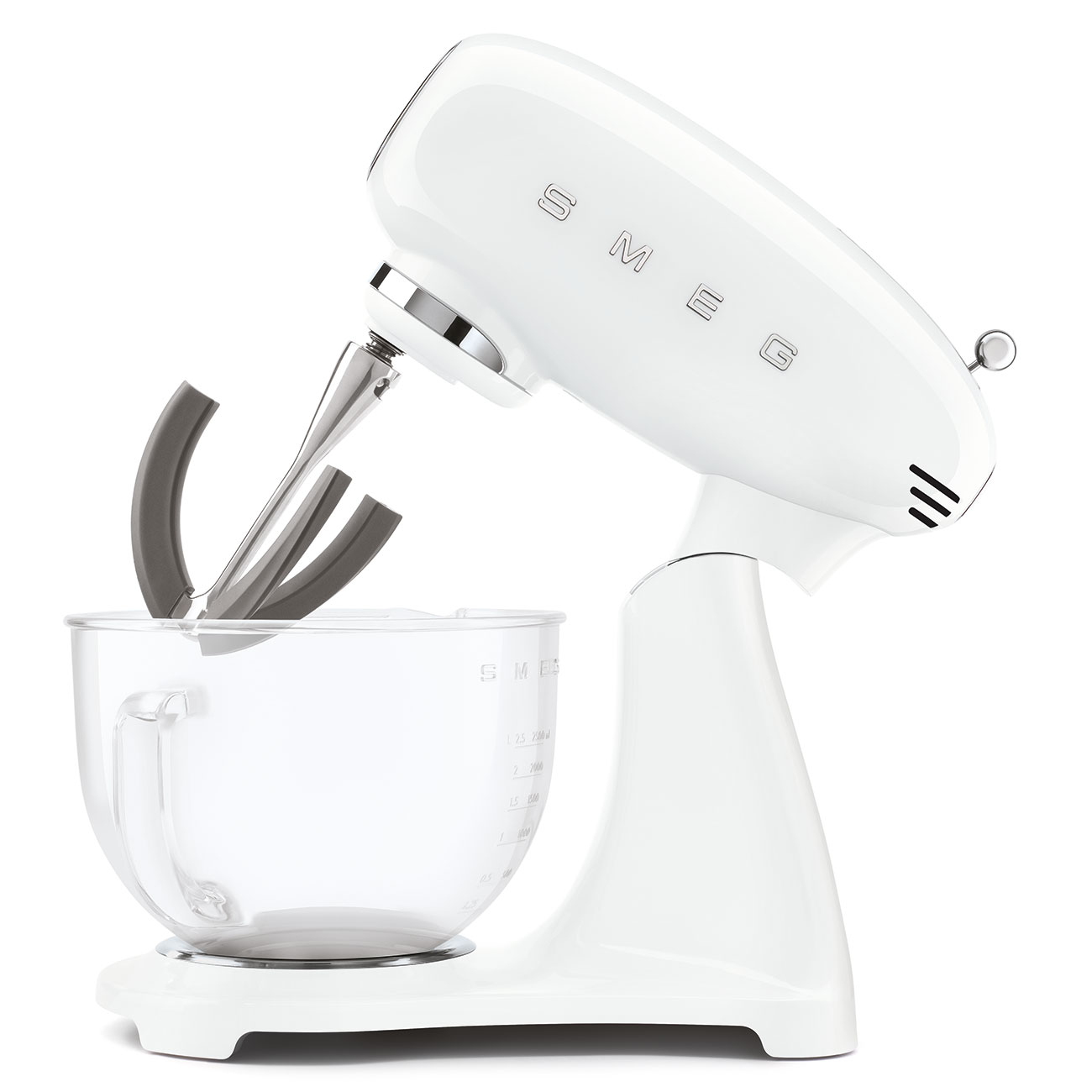Weißer Küchenmixer mit Glasschüssel und Aufsätzen, weißer Hintergrund.