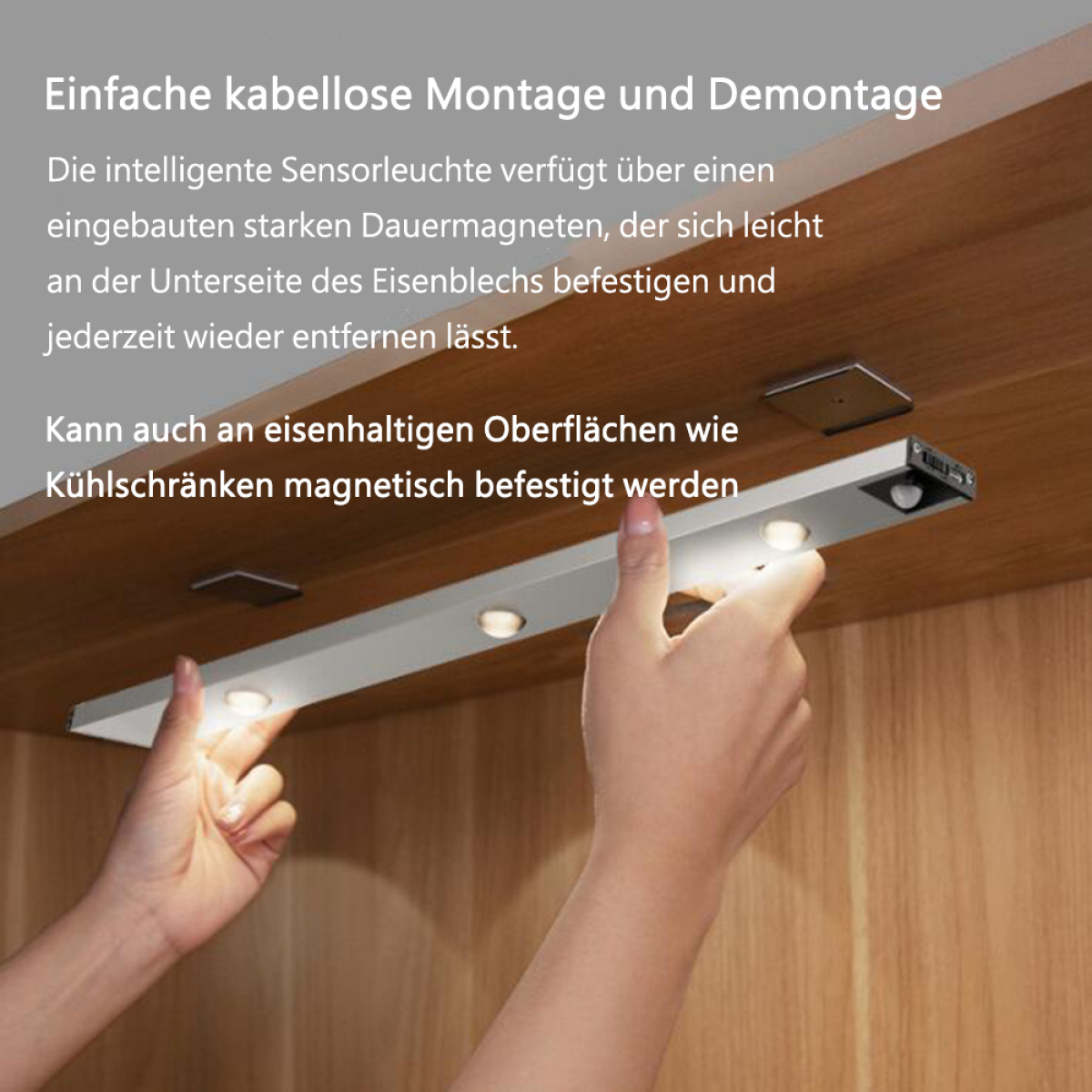 Hände installieren einen silbernen LED-Lichtstreifen unter einem Schrank.