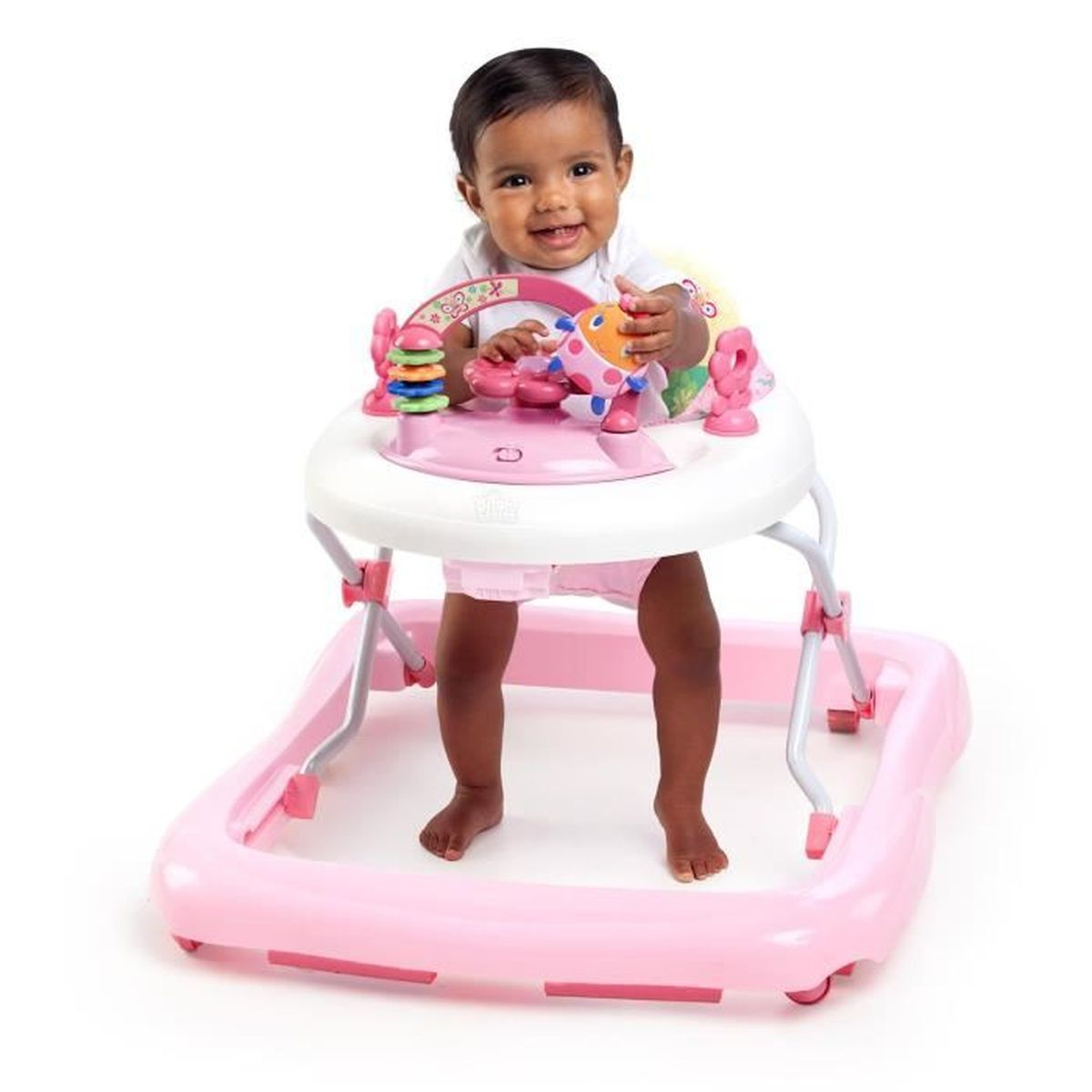 Baby in einem rosa-weißen Lauflernwagen. Das Baby lächelt, mit Spielzeug davor. Rosa Basis.