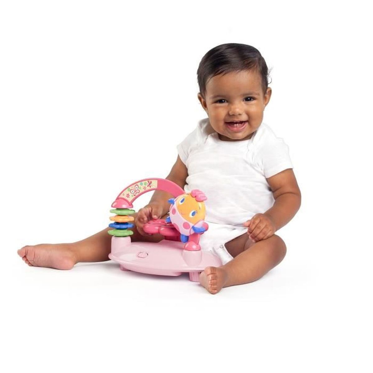 Baby spielt mit einem rosa Spielzeug mit musikalischen Elementen. Weißer Hintergrund.