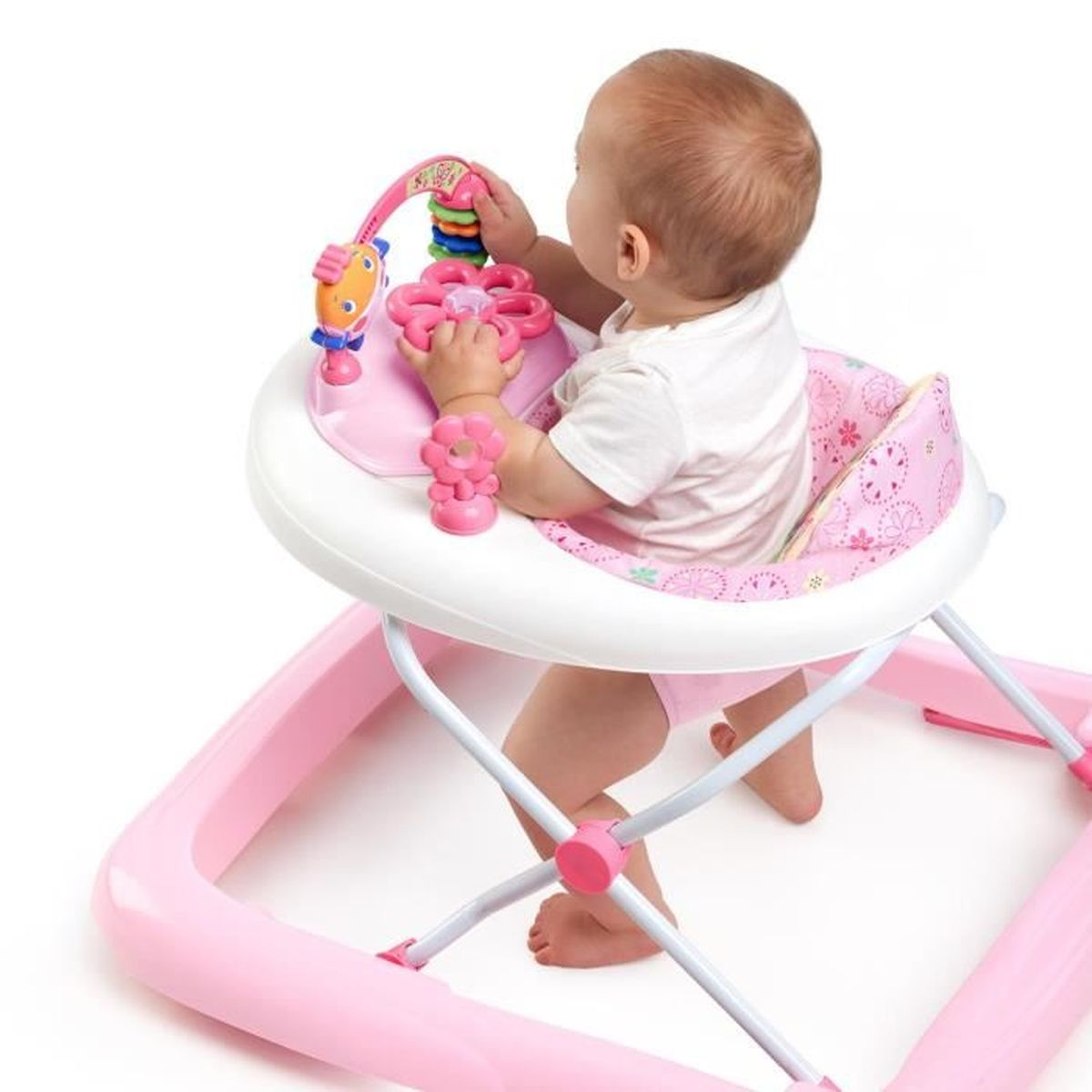 Ein Baby in einem rosa Lauflerner. Der Lauflerner hat einen rosafarbenen Rahmen und einen weißen Sitz.