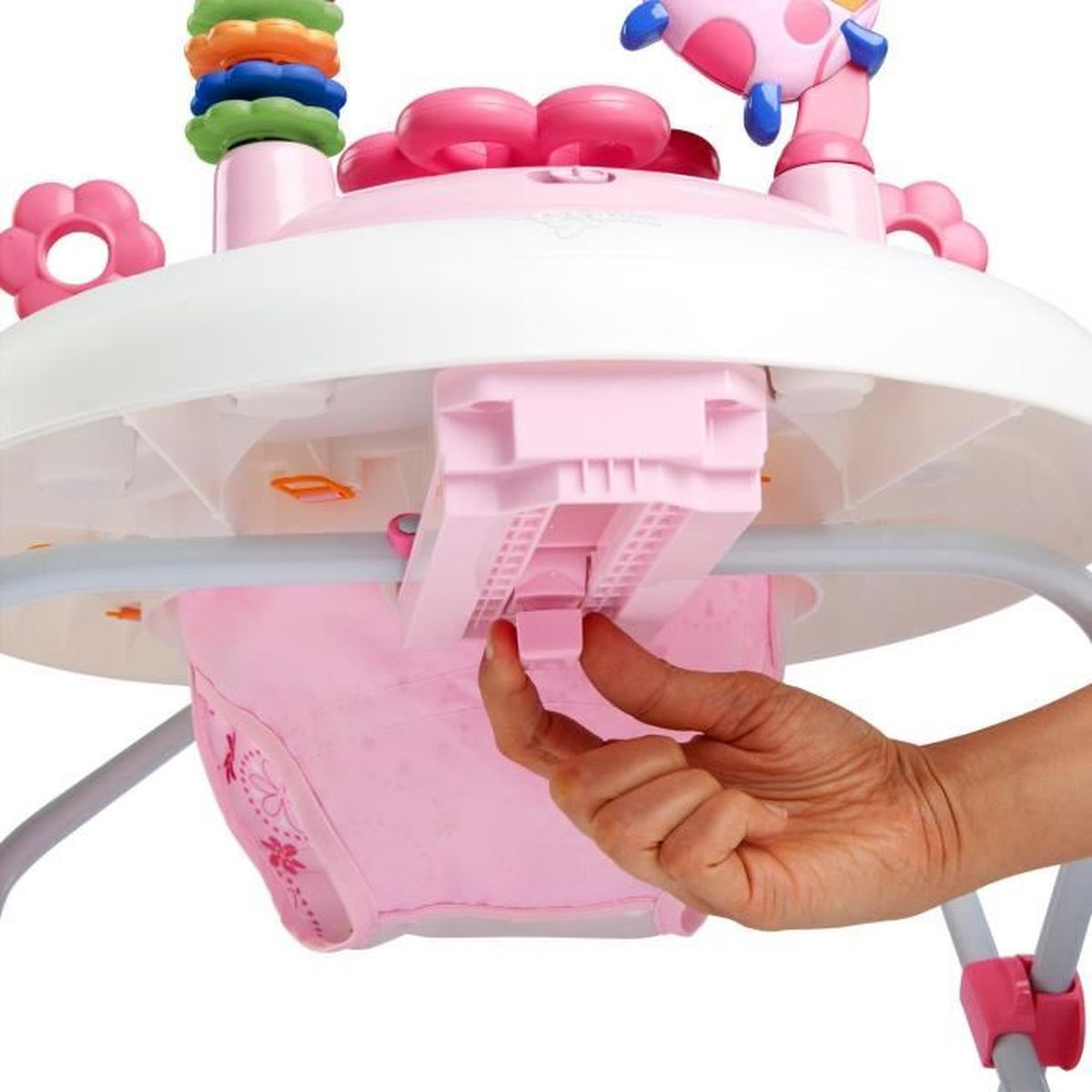 Eine Hand, die einen rosa Baby-Walker mit bunten Spielzeugen oben einstellt.
