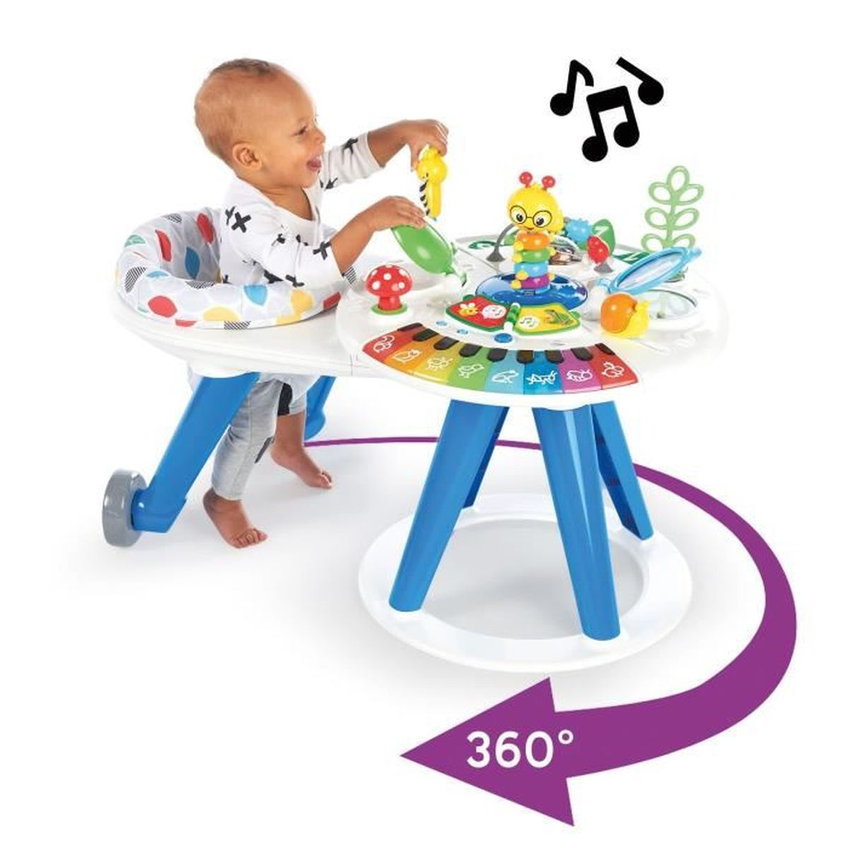 Baby in einem Lauflernwagen spielt mit Spielzeug auf einem bunten Aktivitätstisch. Musiknoten-Grafik vorhanden.