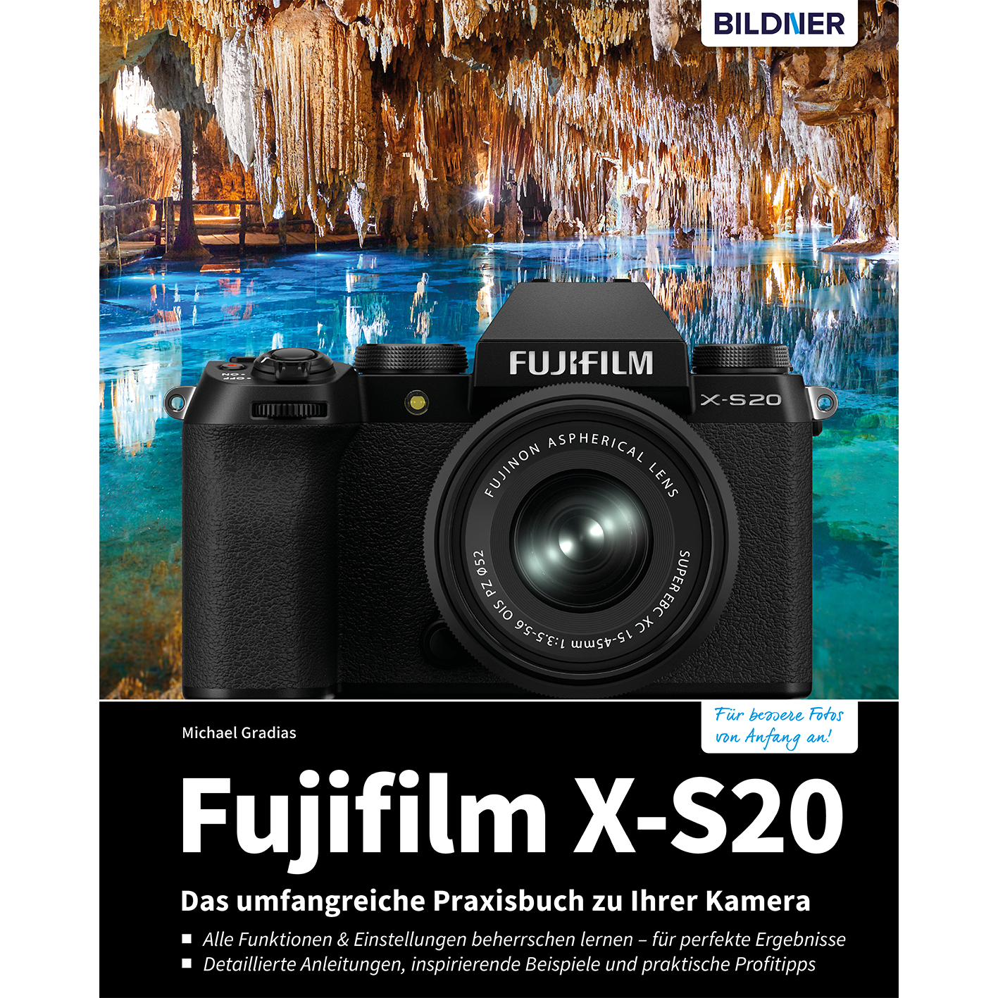 Schwarze Fujifilm X-S20 Kamera auf einem Buch mit Text. Hintergrund: Höhle mit Wasser.