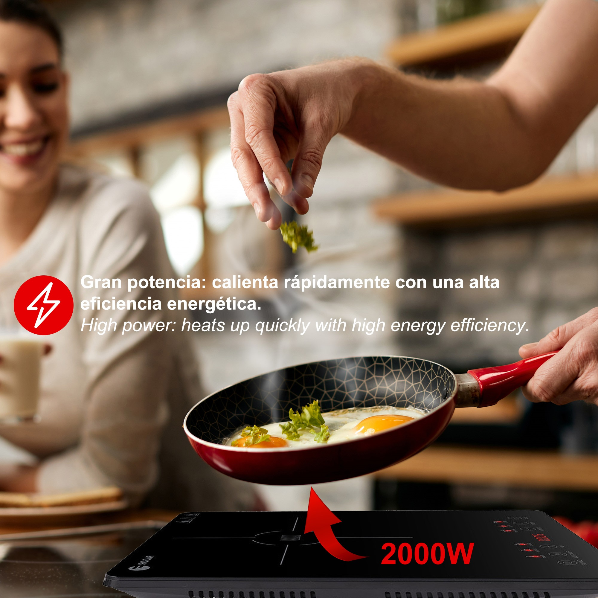 Una persona spruzza erbe aromatiche in una padella con uova. Una donna sorride sullo sfondo.