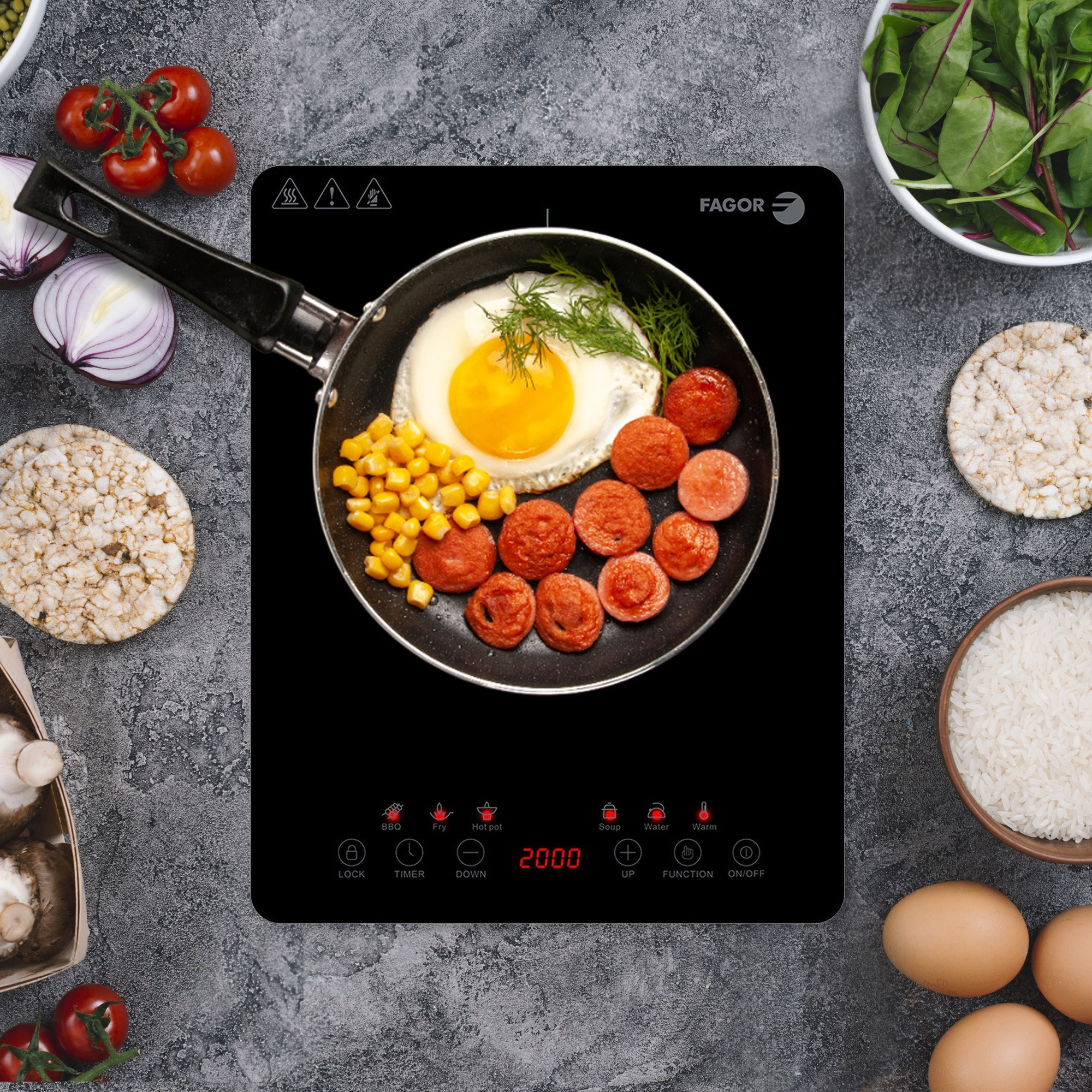 Una estufa eléctrica con una sartén, huevo frito, maíz, salchicha y otros alimentos.