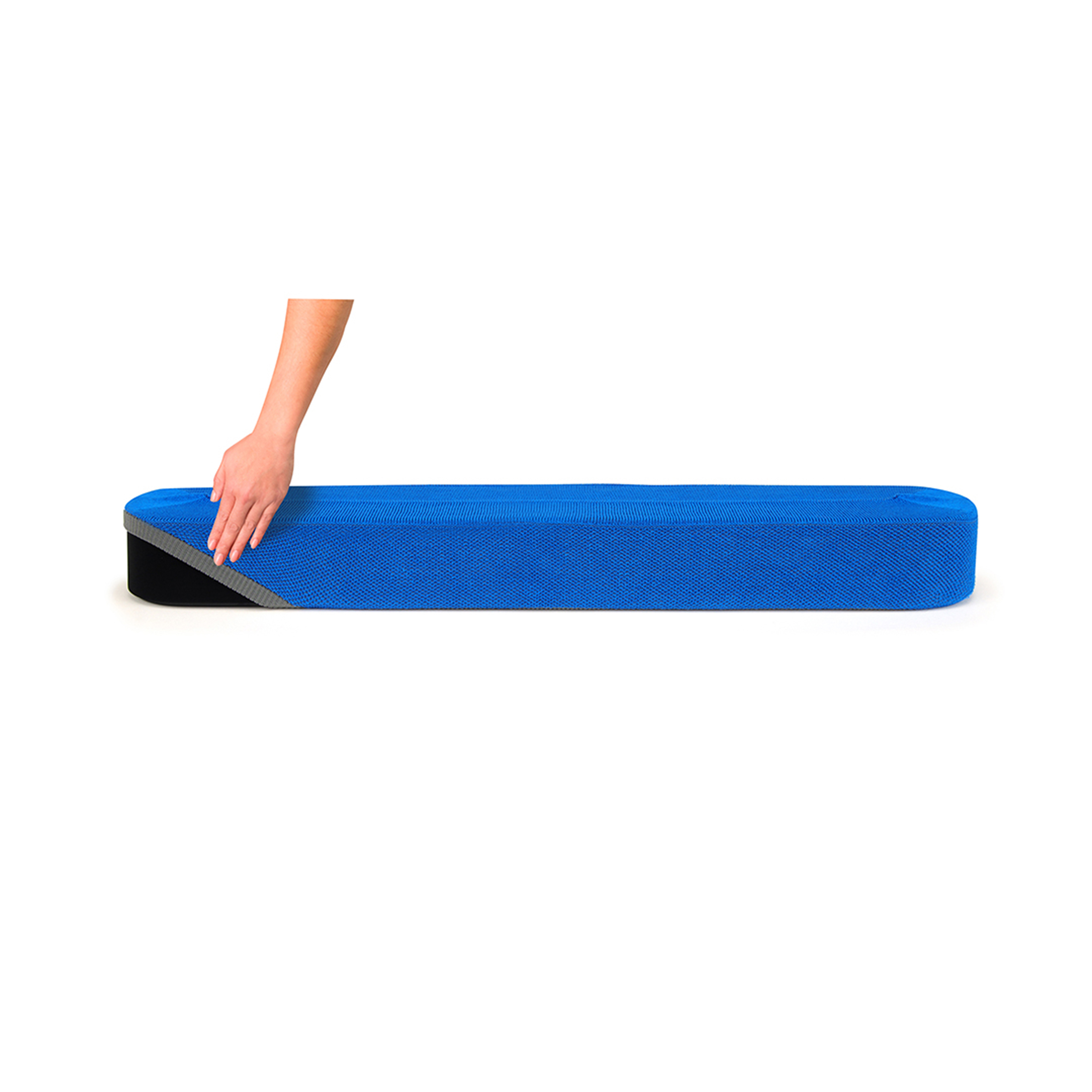 Une main touche un banc d'exercice bleu. Le banc a une bordure gris foncé.