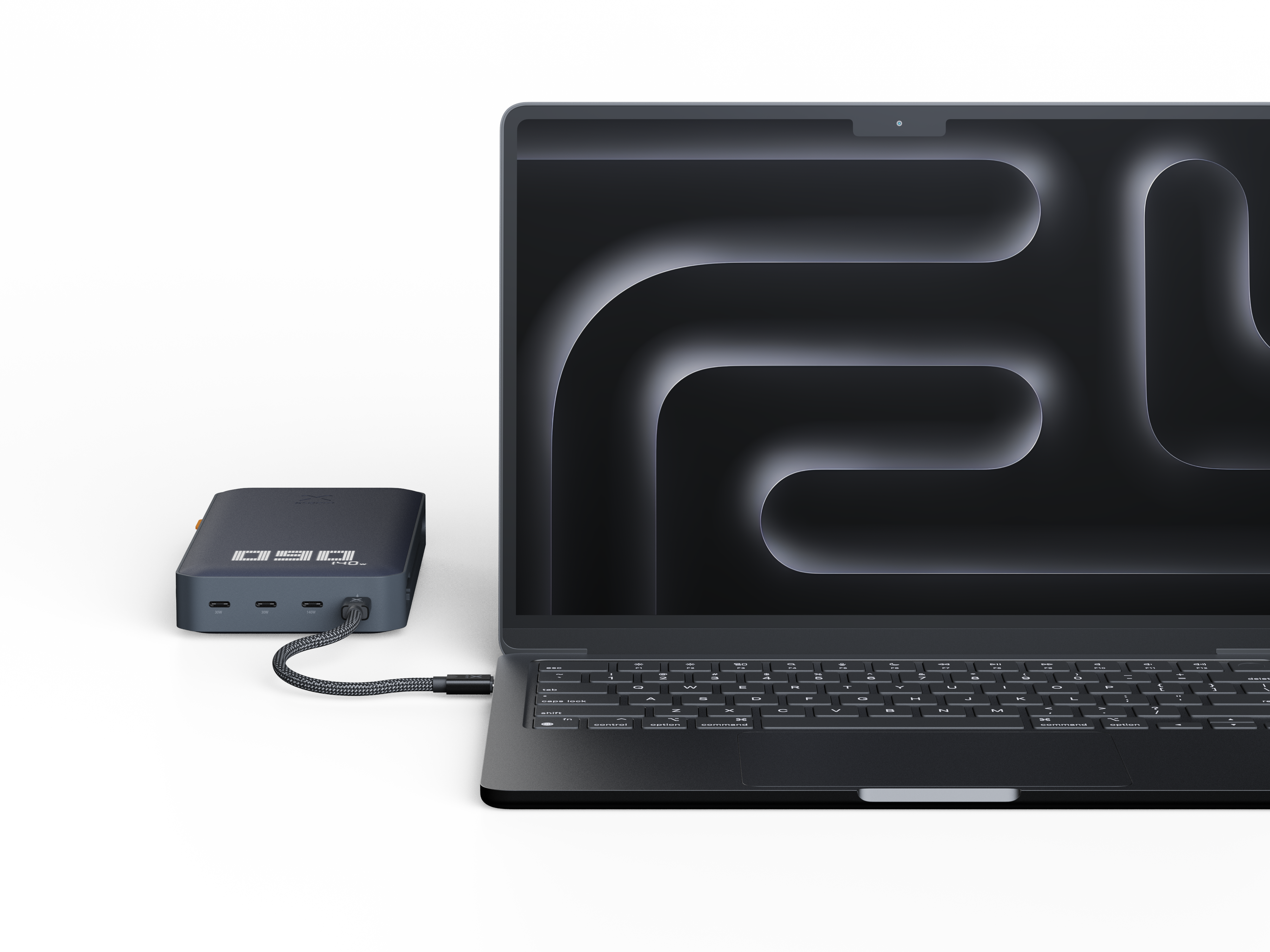Laptop mit schwarzer Powerbank verbunden. Weißer Hintergrund, schräge Ansicht.
