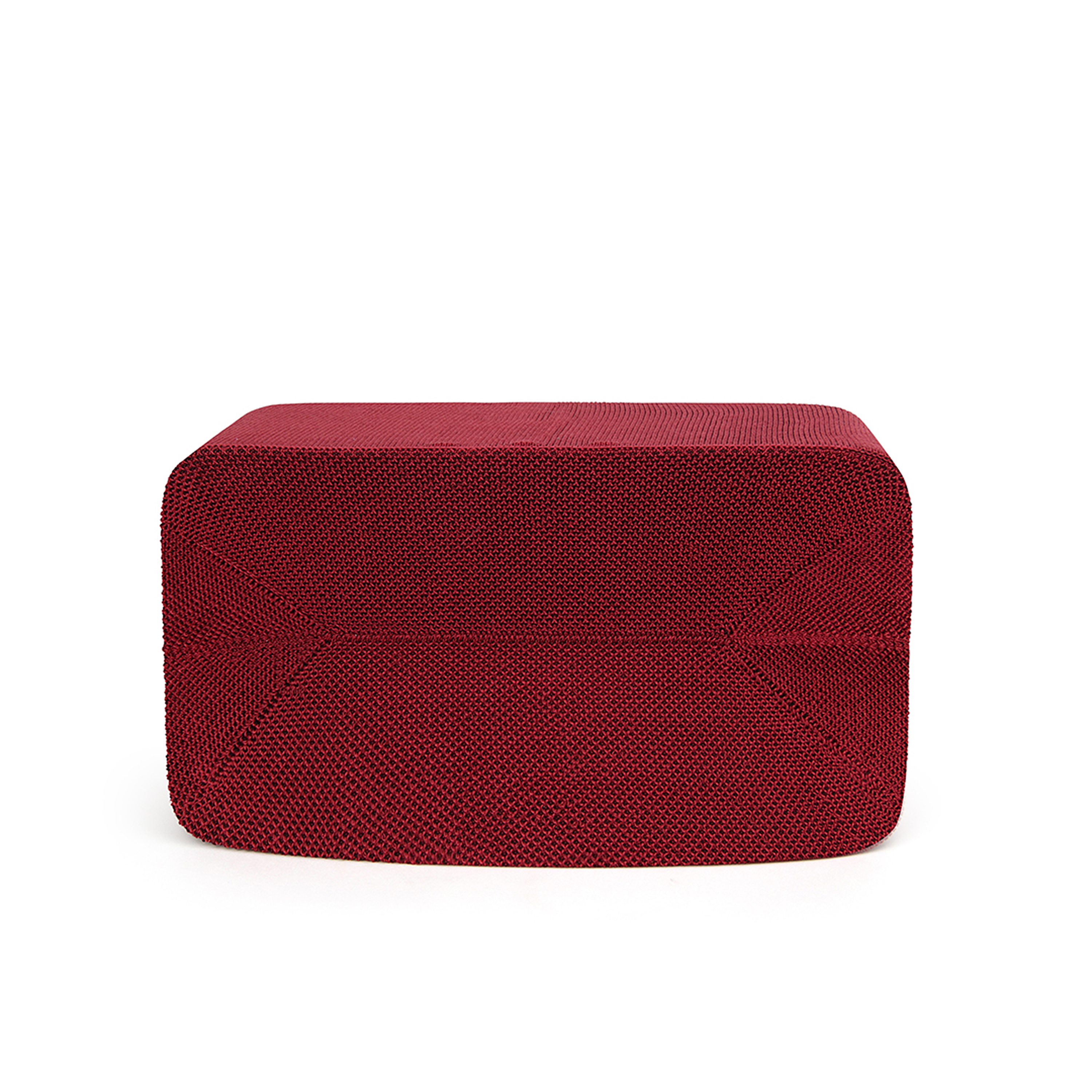 Pouf rectangulaire en tissu bordeaux, isolé sur fond blanc, design minimaliste.