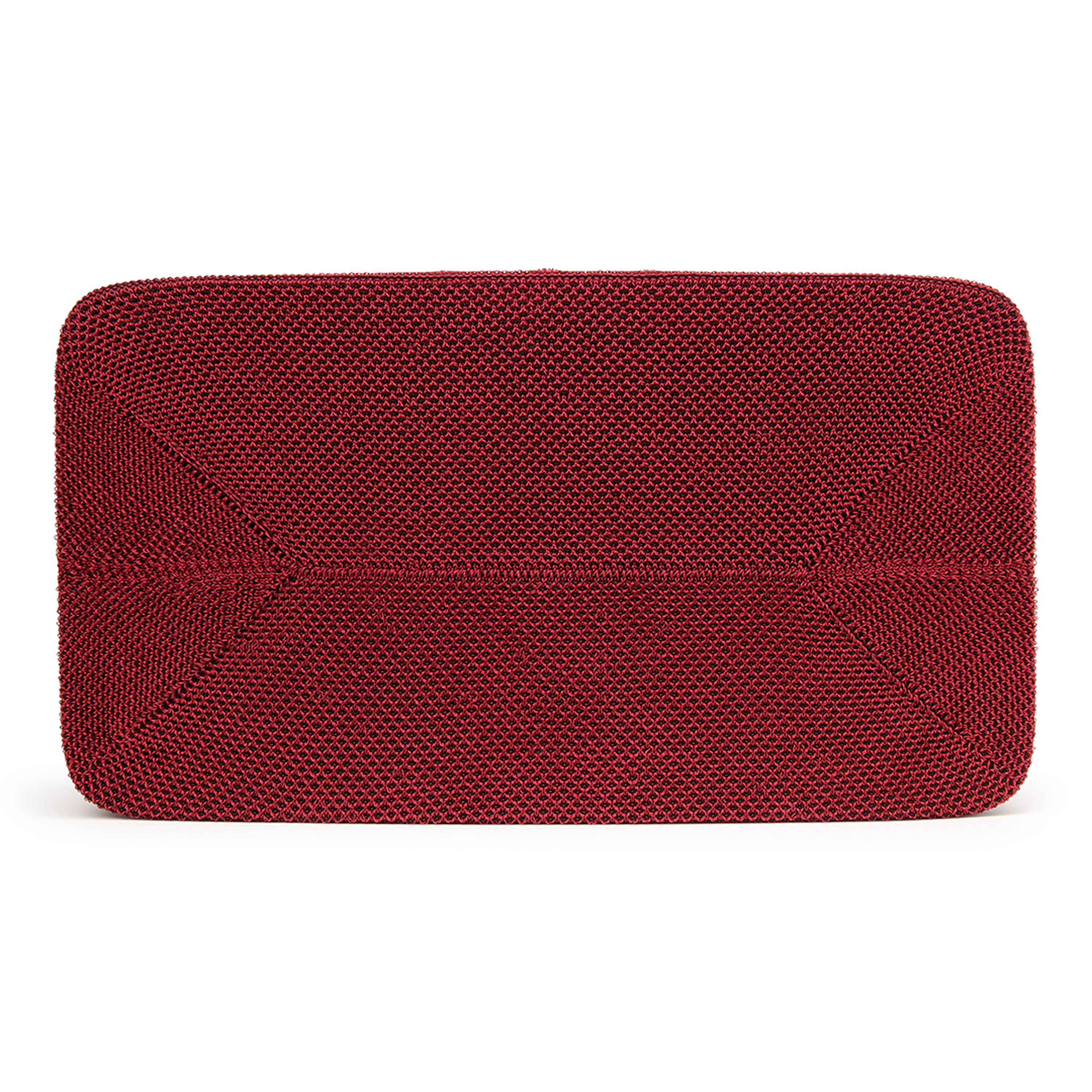 Un tissu tissé rectangulaire bordeaux, probablement un fond de sac, sur fond blanc.