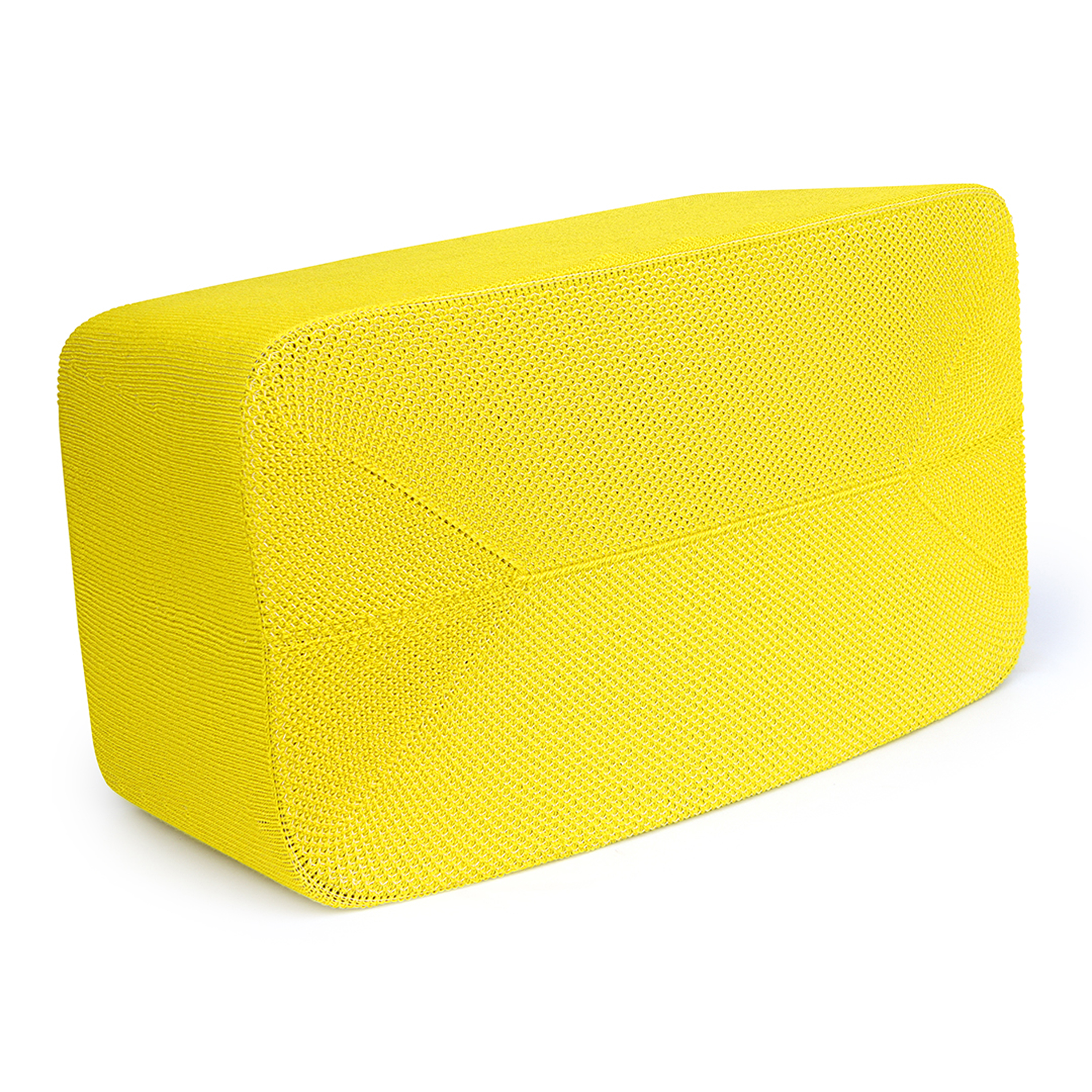 Objet rectangulaire jaune, possiblement un sac, avec une surface texturée.