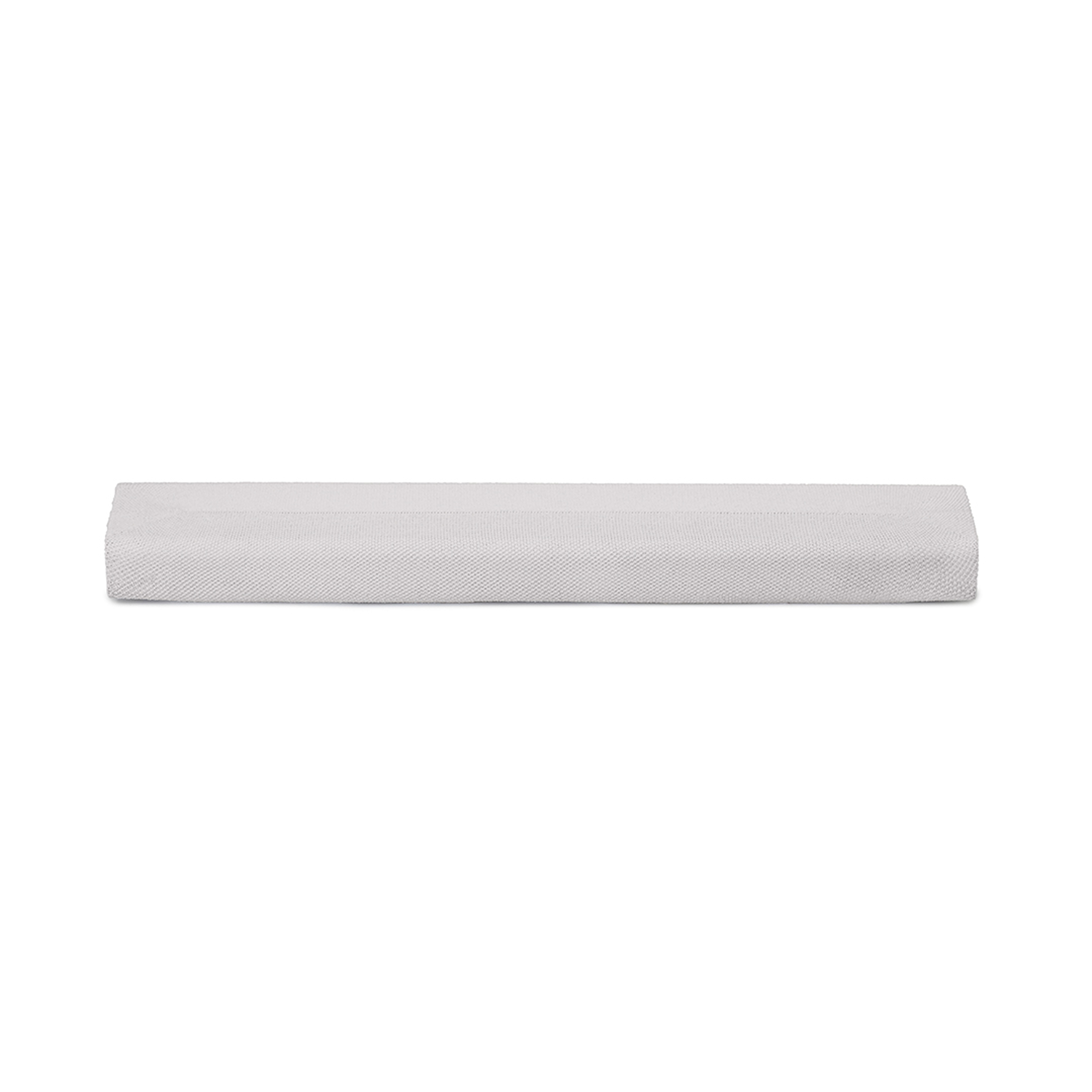 Une couverture blanche pliée sur fond blanc.