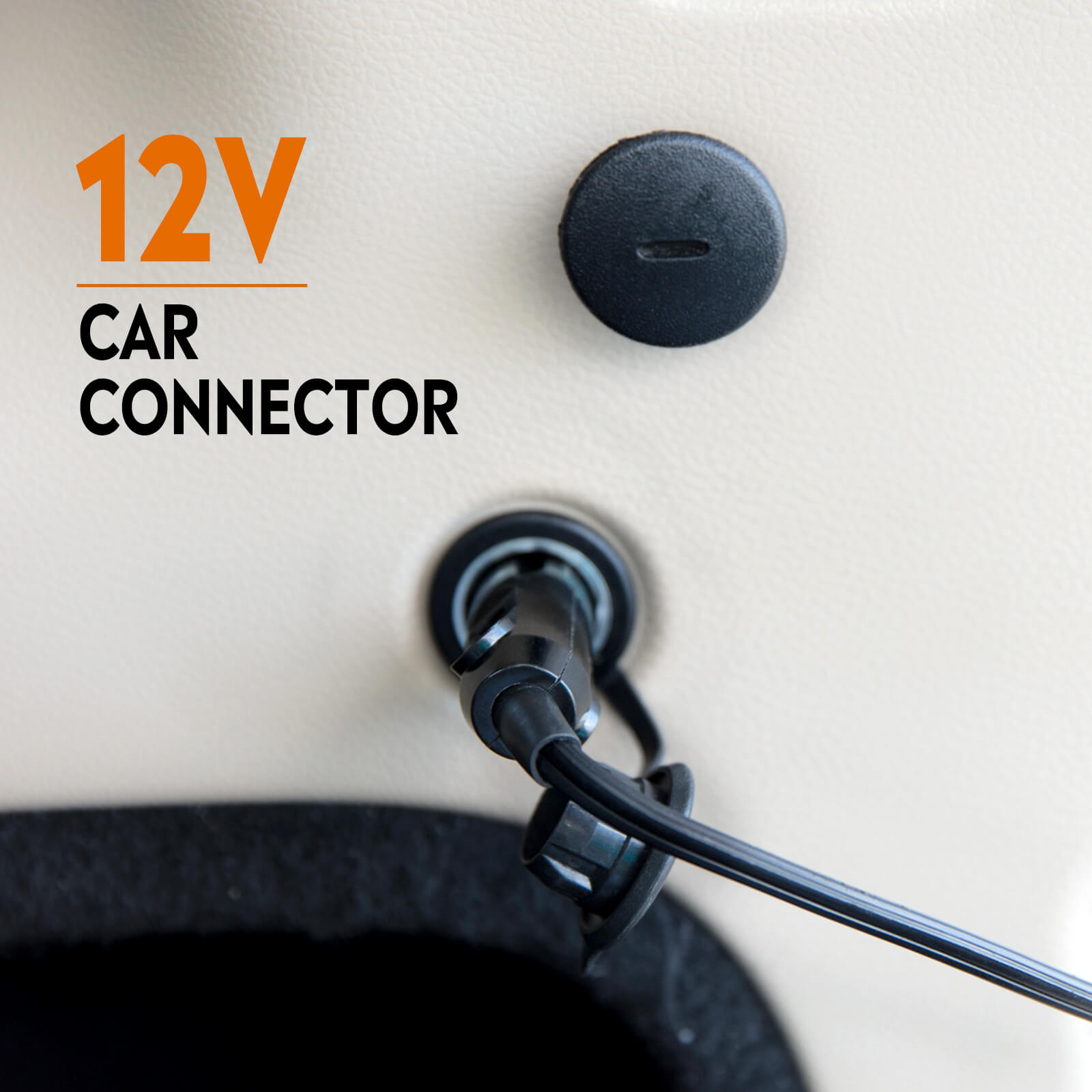 Ein Auto-Innenraum mit einem 12V-Anschluss und einem schwarzen Stecker. Text zeigt 12V an.