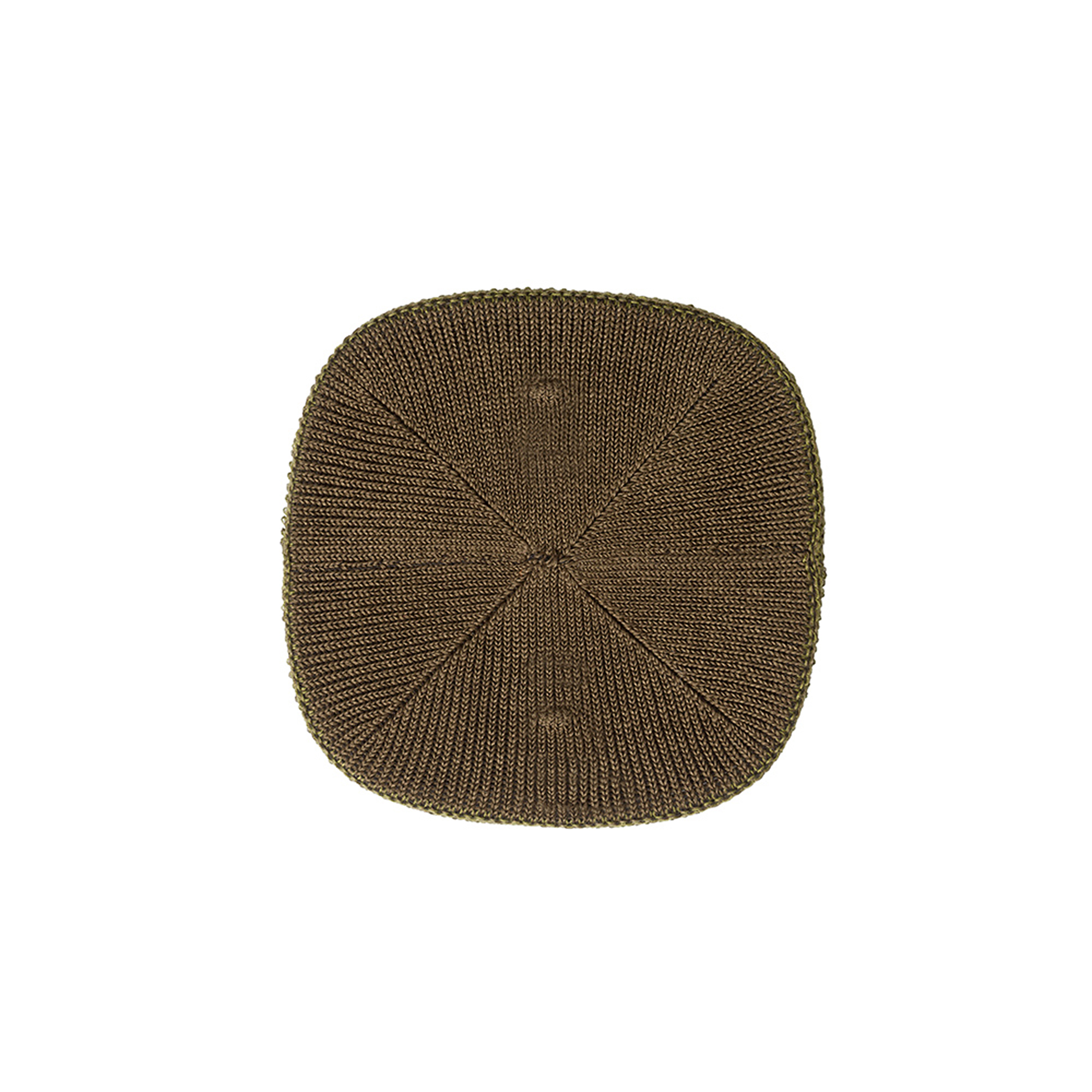 Vue de dessus d'un chapeau marron carré. Il présente un motif circulaire.
