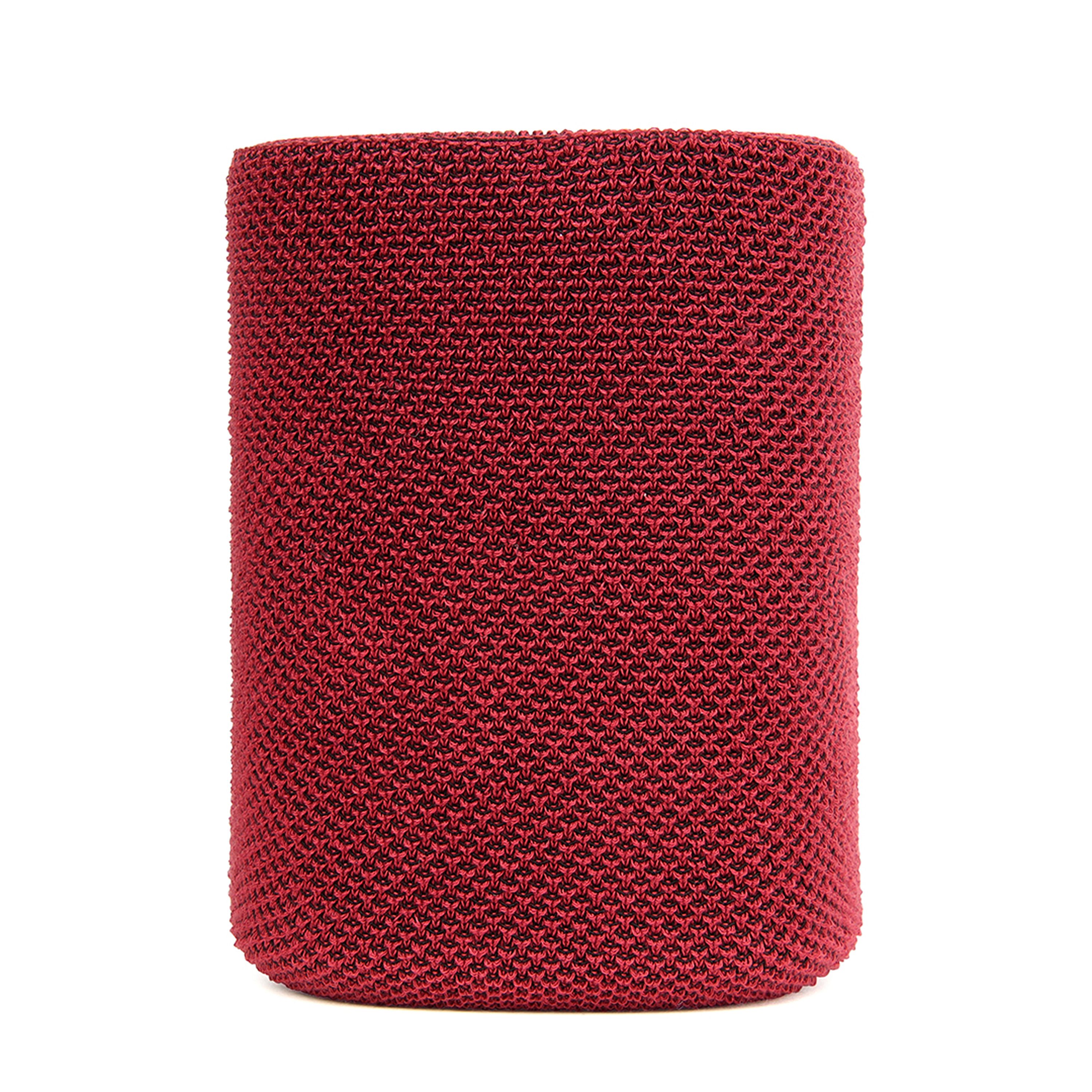 Un rouleau de tissu tricoté rouge. Fond blanc.