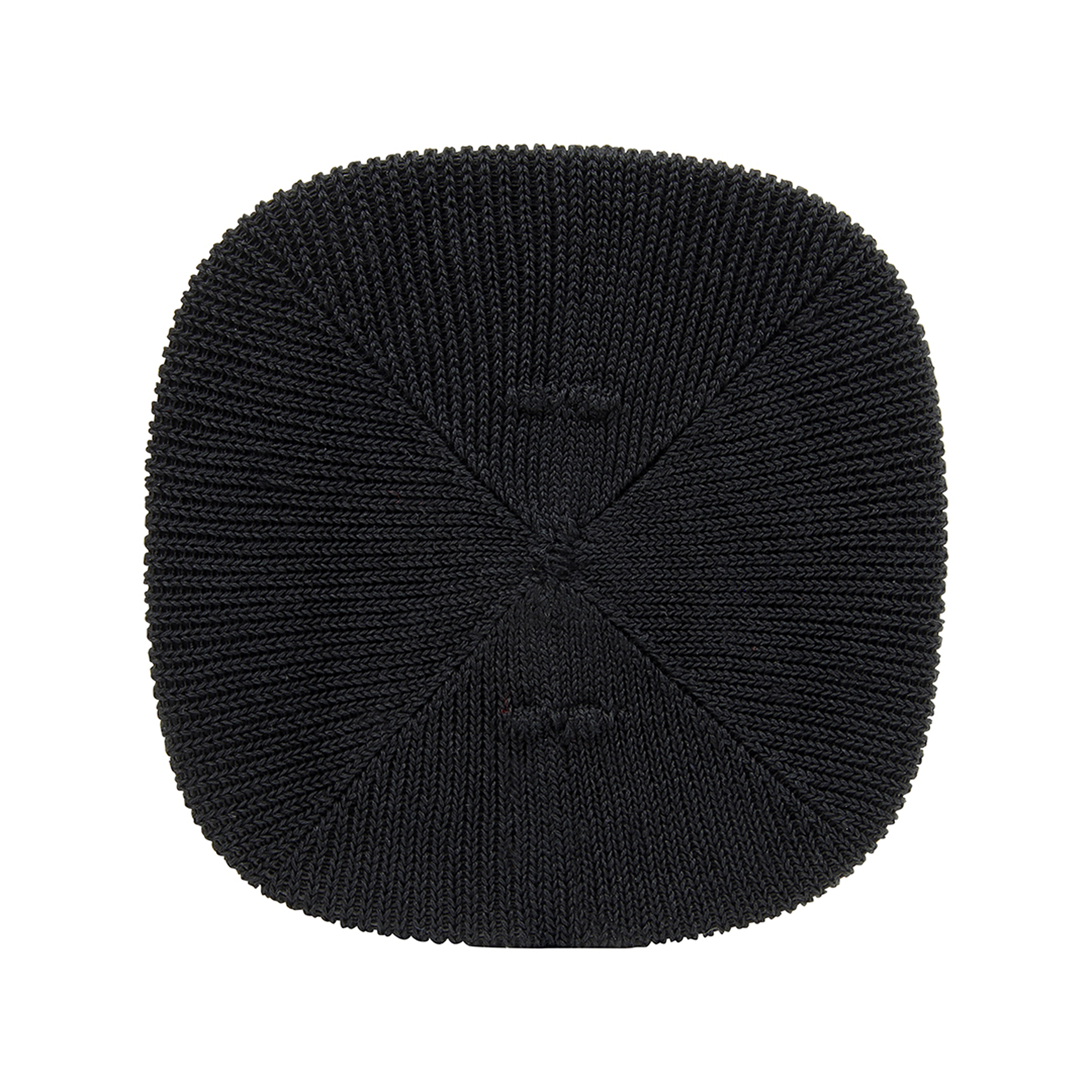 Surface noire, tissée, circulaire, texturée. Le centre a un motif en forme d'étoile.