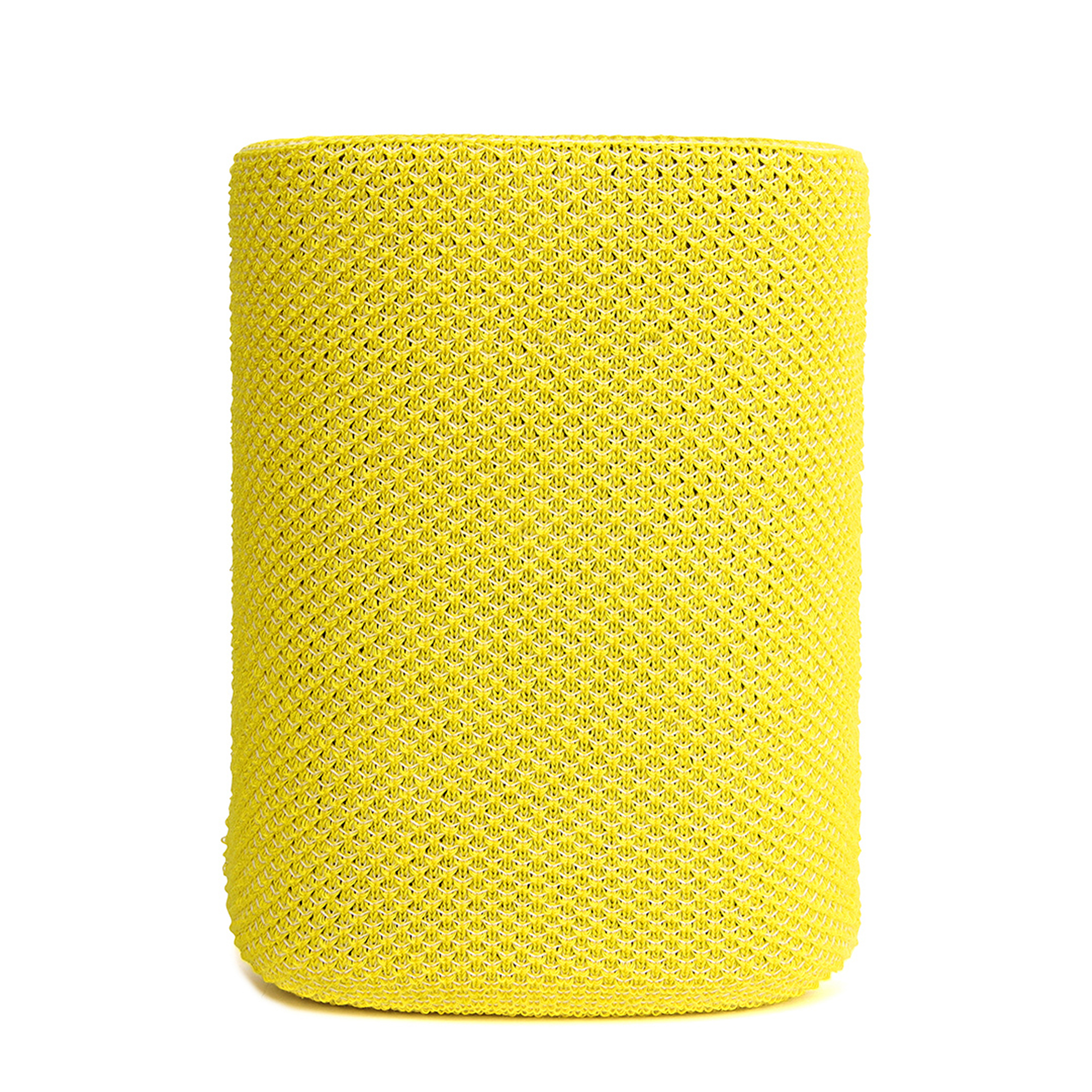 Un rouleau de tissu tricoté jaune sur fond blanc.