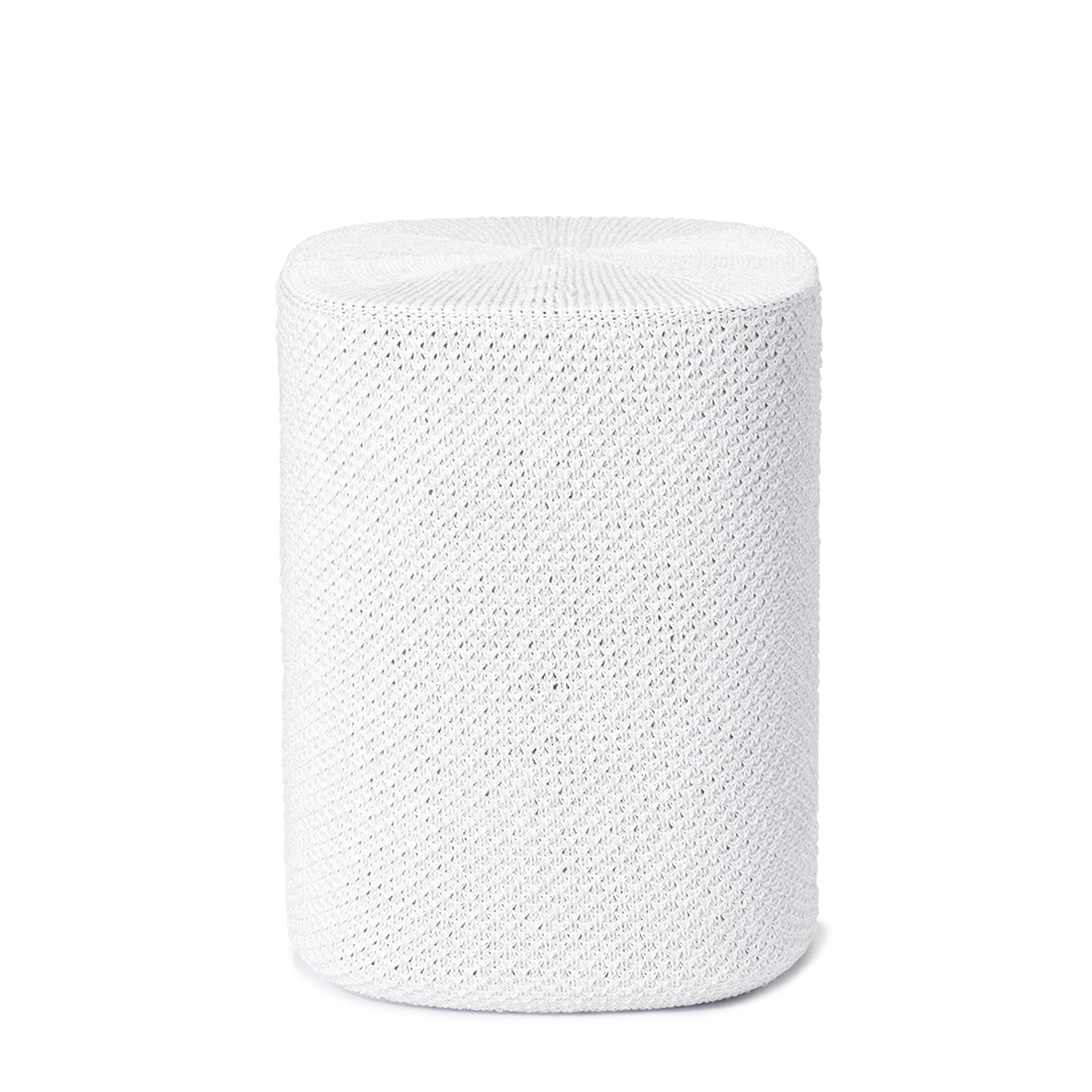 Un tabouret blanc, cylindrique et texturé. La surface présente un motif tissé.