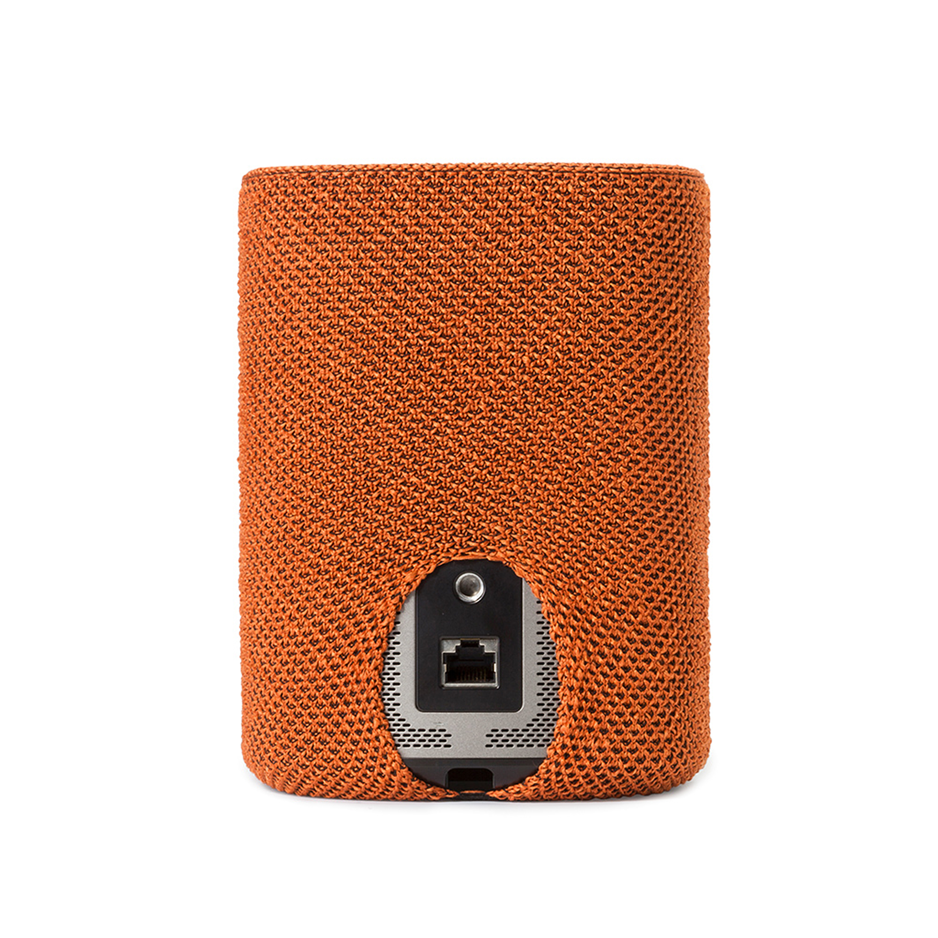 Un haut-parleur orange avec une texture en maille. L'arrière a un port.