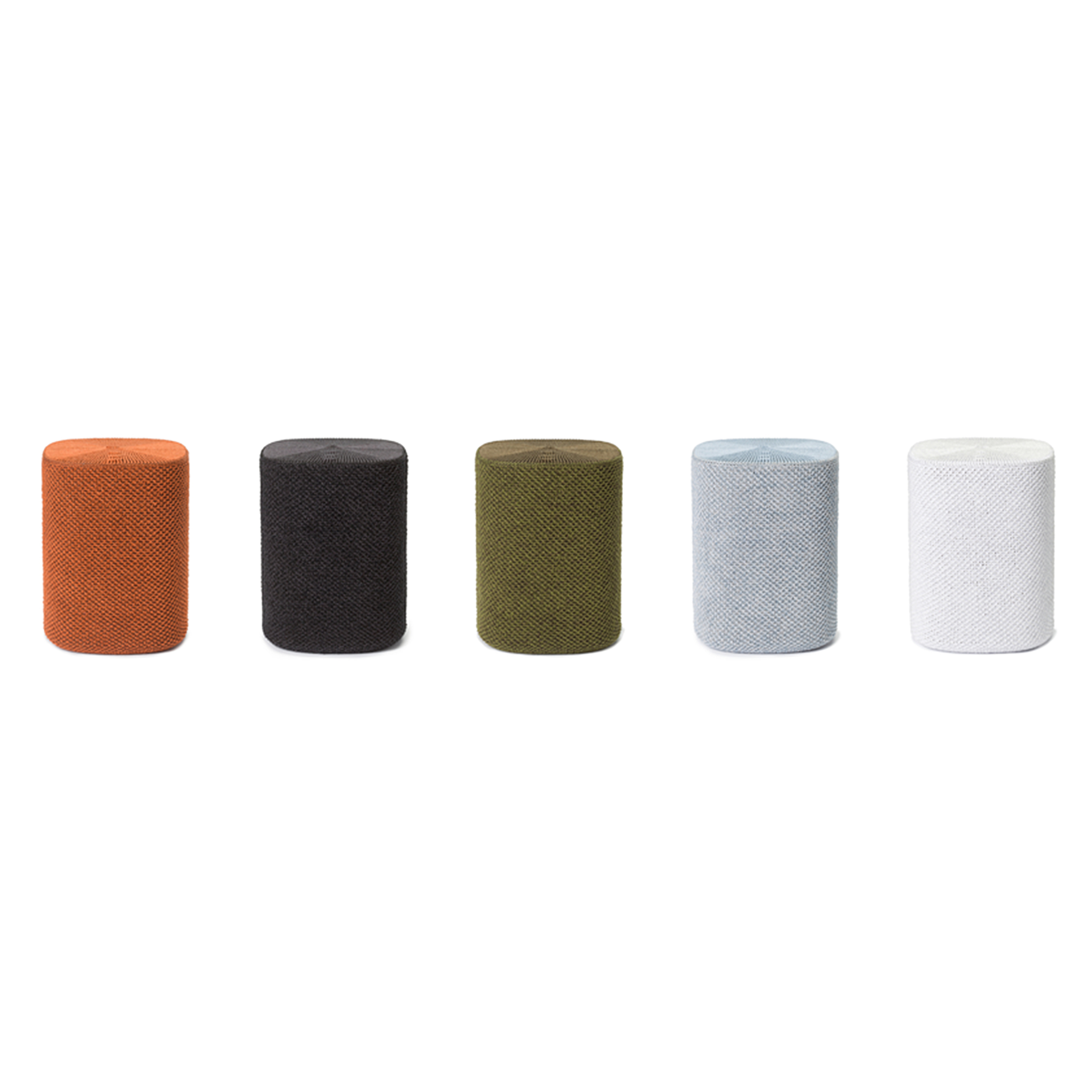 Cinq poufs cylindriques de différentes couleurs : orange, noir, vert olive, bleu clair et blanc.