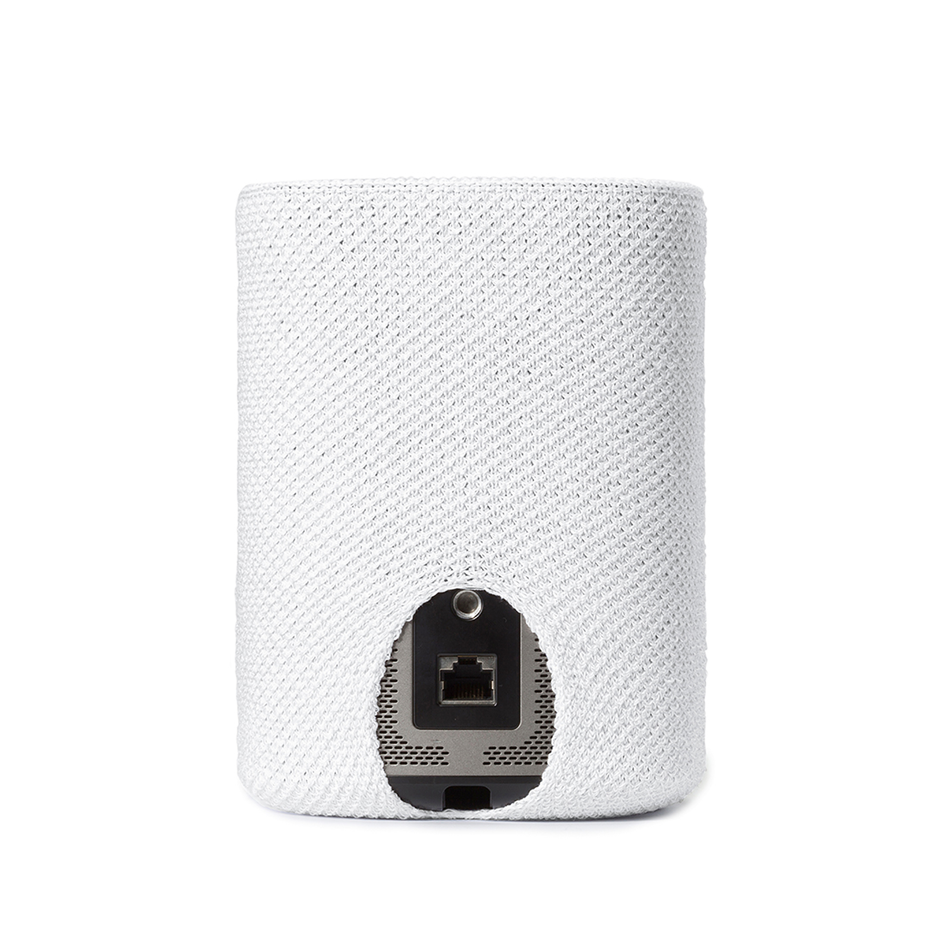 Housse blanche tricotée avec un trou pour le panneau arrière d'un appareil.