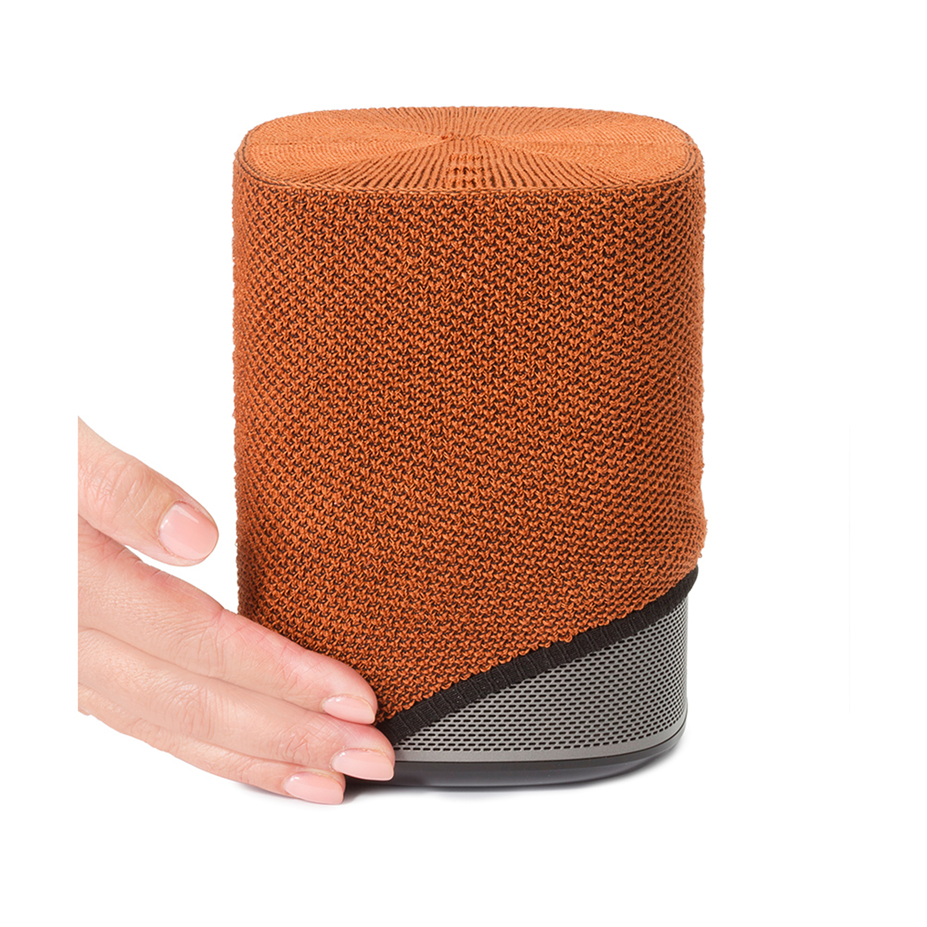 Haut-parleur orange avec base noire et main tenant le côté.