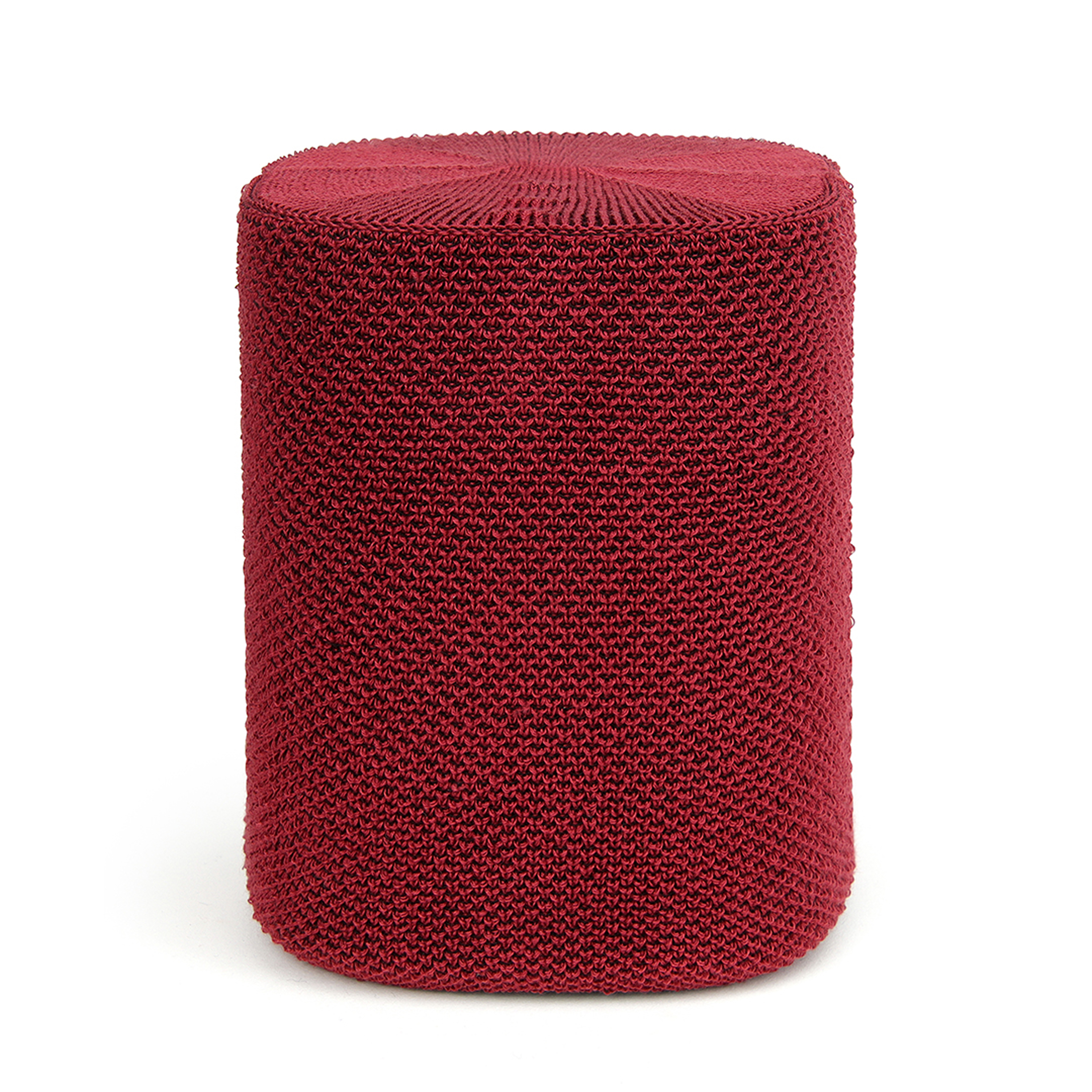 Un pouf cylindrique bordeaux sur fond blanc, montrant sa texture tissée.