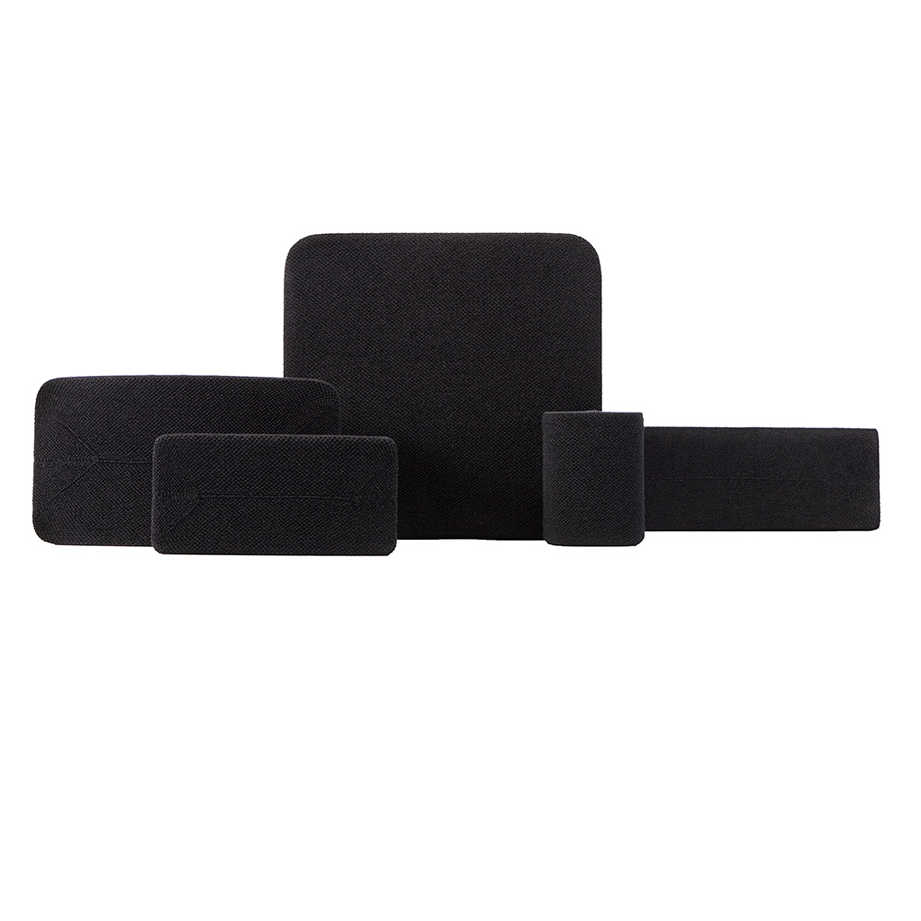 Ensemble de patchs en tissu noir de différentes formes et tailles, sur une surface blanche.